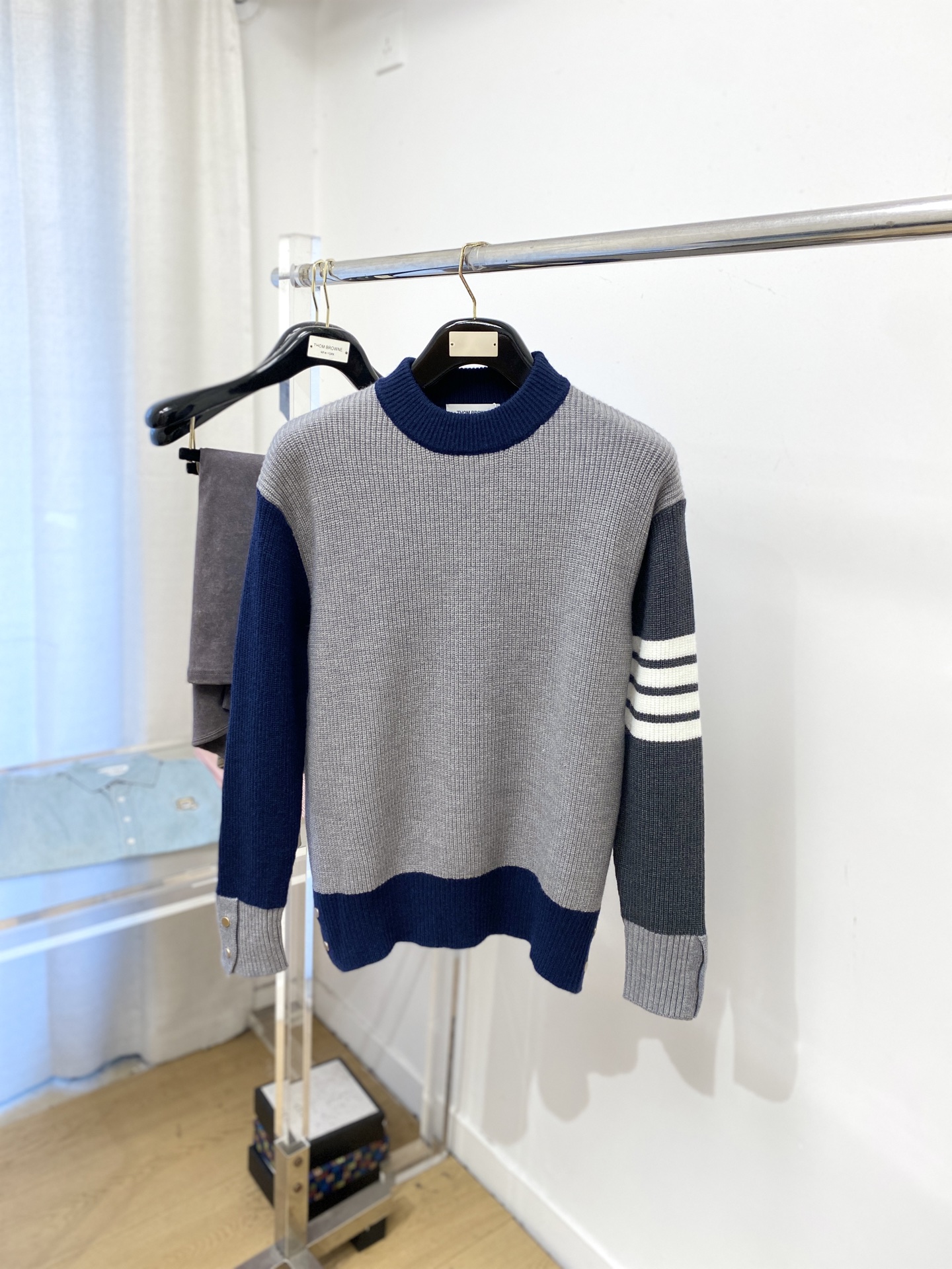 NO:597782,TB, 2025 new wool sweaters have a delicate and soft feel that can be directly contacted with the skin, allowing the warm yarn to change into a delicate texture. The top-notch craftsmanship is very distinctive and colorful, and the style is simple, elegant and exquisite. The three-dimensional tailoring design makes the entire sweater upper body full of youthful vitality and vitality. It is recommended to be a must-have for autumn and winter. Sizes M-3XL, sweaters, alexander wang19860909TB、2025新品羊毛衣衣 具有手感细腻柔软,可直接与肌肤接触,让暖心的纱线变化出细腻的质感,顶级工艺极具特色出彩,款式简约大方精美 立体剪裁的版型设计,让整款毛衣上身尽显青春活力和朝气,推荐款秋冬季穿搭必备.尺码M-3XL,,sweaters,alexander wang,Men's clothing