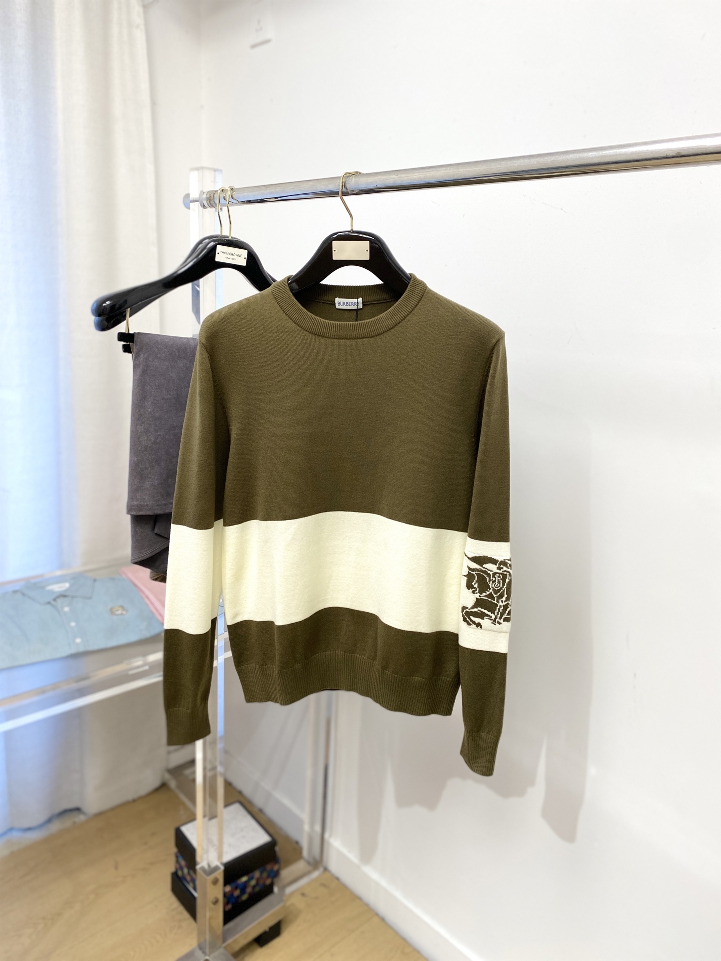 NO:597780,Burberry, 2025 new woolen sweaters have a delicate and soft feel that can be directly contacted with the skin, allowing the warm yarn to change into a delicate texture. The top-notch craftsmanship is very distinctive and colorful, and the style is simple, elegant and exquisite. The three-dimensional tailoring design makes the entire sweater upper body full of youthful vitality and vitality. It is recommended to be a must-have for autumn and winter. Sizes M-3XL, burberry, sweaters, alexander wang19860909巴宝莉、2025新品羊毛衣衣 具有手感细腻柔软,可直接与肌肤接触,让暖心的纱线变化出细腻的质感,顶级工艺极具特色出彩,款式简约大方精美 立体剪裁的版型设计,让整款毛衣上身尽显青春活力和朝气,推荐款秋冬季穿搭必备.尺码M-3XL,,burberry,sweaters,alexander wang,Men's clothing