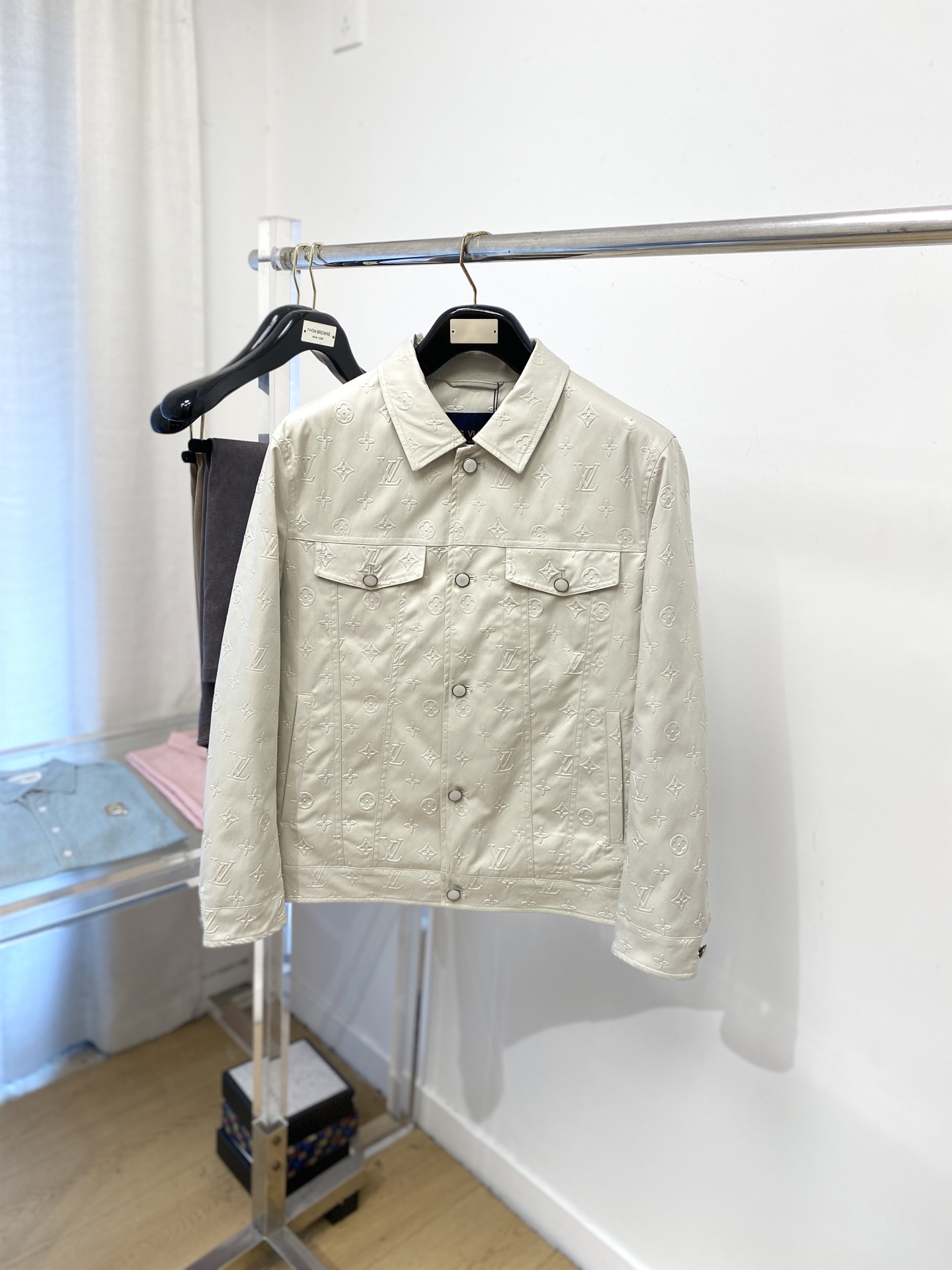 NO:600104,Louis Vuitton, 2025 new down jacket, fashionable and handsome, simple and versatile, top digital positioning embossed pattern letter logo, customized original fabric, not only crisp and trendy silhouette, but also comfortable to wear, more delicate yarn weaving, size M-3XL,, louis vuitton, jackets & coats, jackets & coats, down jacket, alexander wang19860909路易威登、2025新品羽绒夹克外套,时尚帅气,简约百搭款,顶级数码定位凹凸图案字母logo,定制原版面料,不仅挺括,保持潮流的廓形,又穿着舒适,纱织更细腻,码数M-3XL,,louis vuitton,jackets & coats,jackets & coats,down jacket,alexander wang,Men's clothing