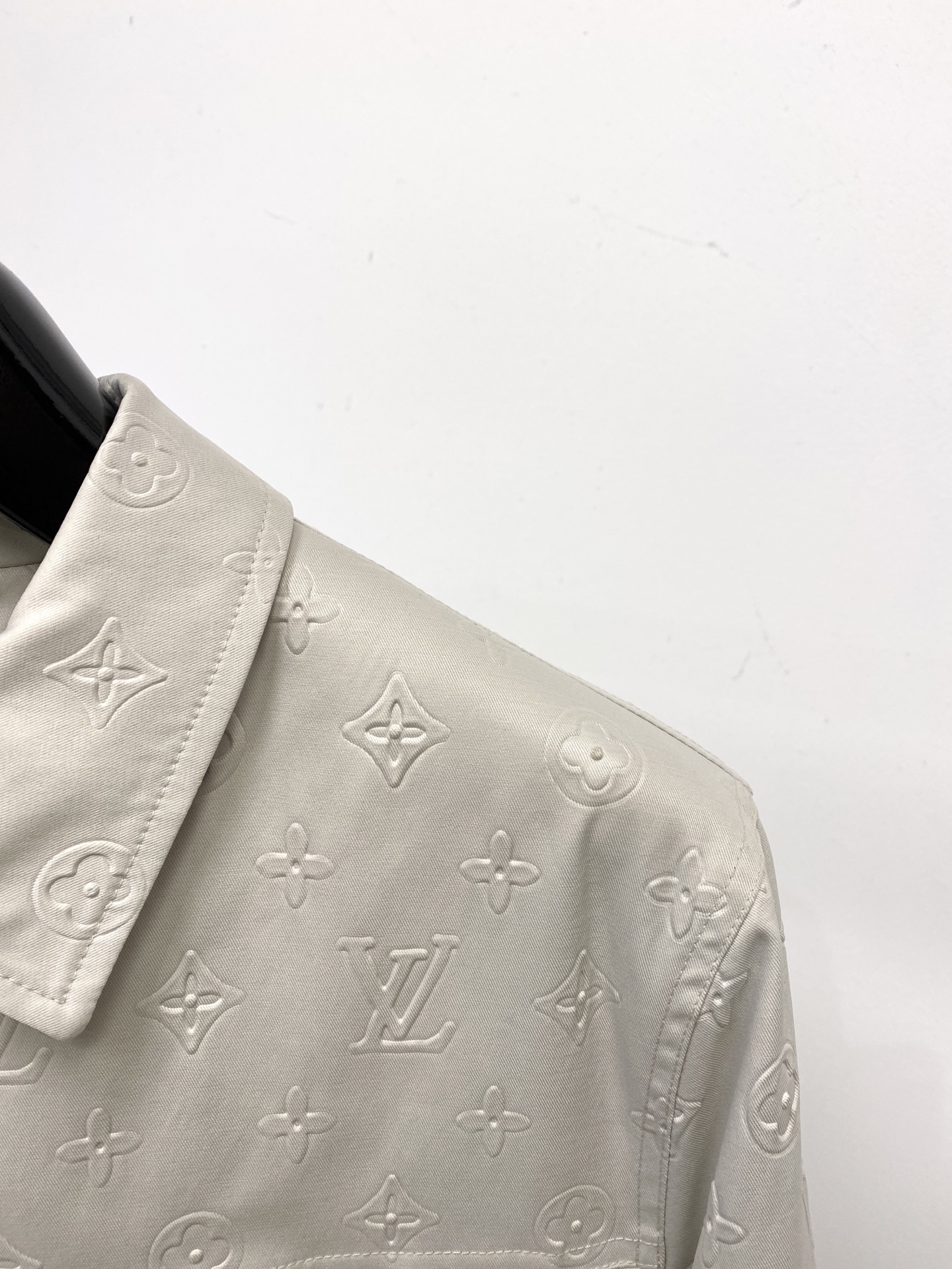 路易威登、2025新品羽绒夹克外套，时尚帅气，简约百搭款，顶级数码定位凹凸图案字母logo，定制原版面料