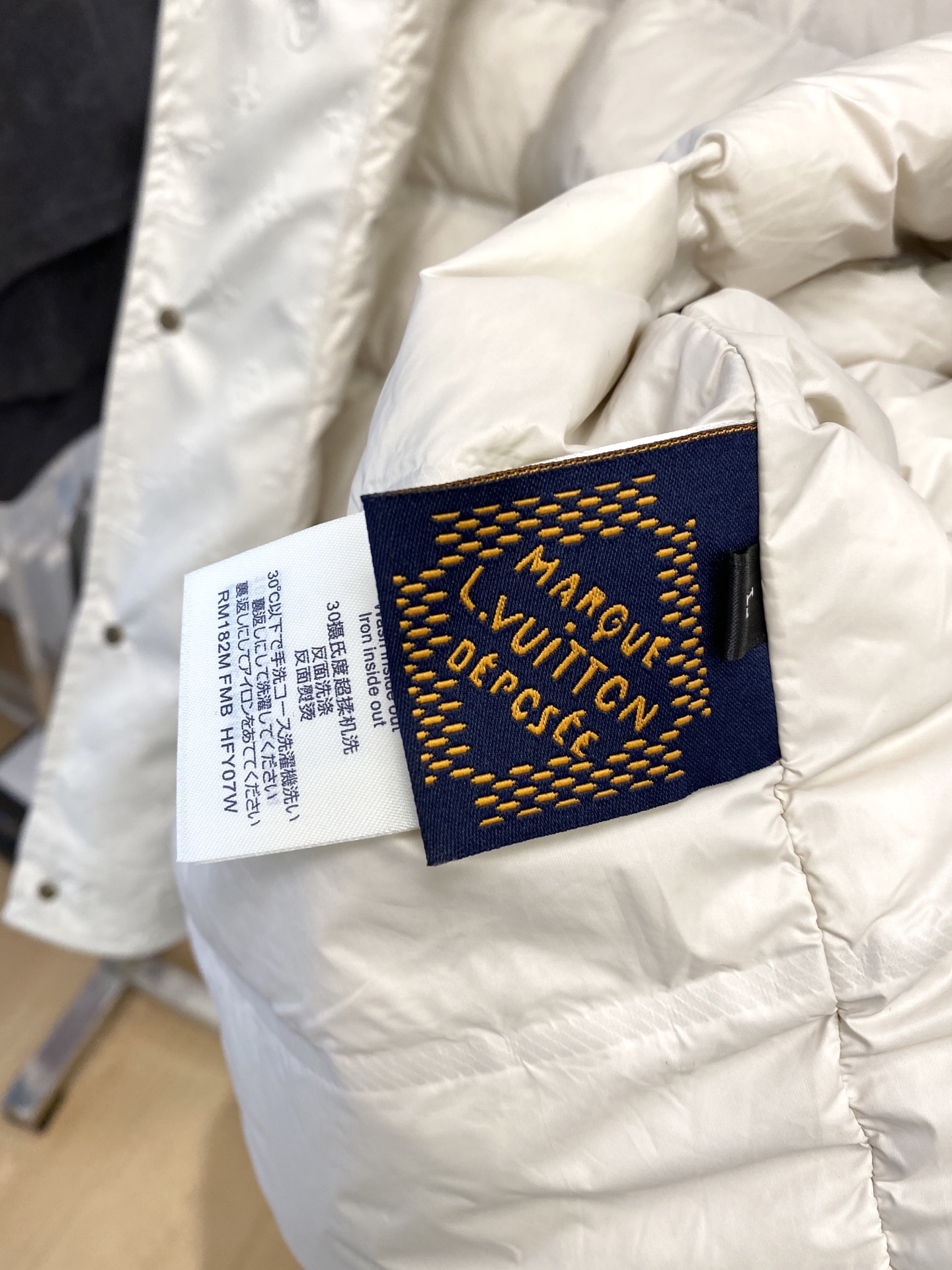 路易威登、2025新品羽绒夹克外套，时尚帅气，简约百搭款，顶级数码定位凹凸图案字母logo，定制原版面料
