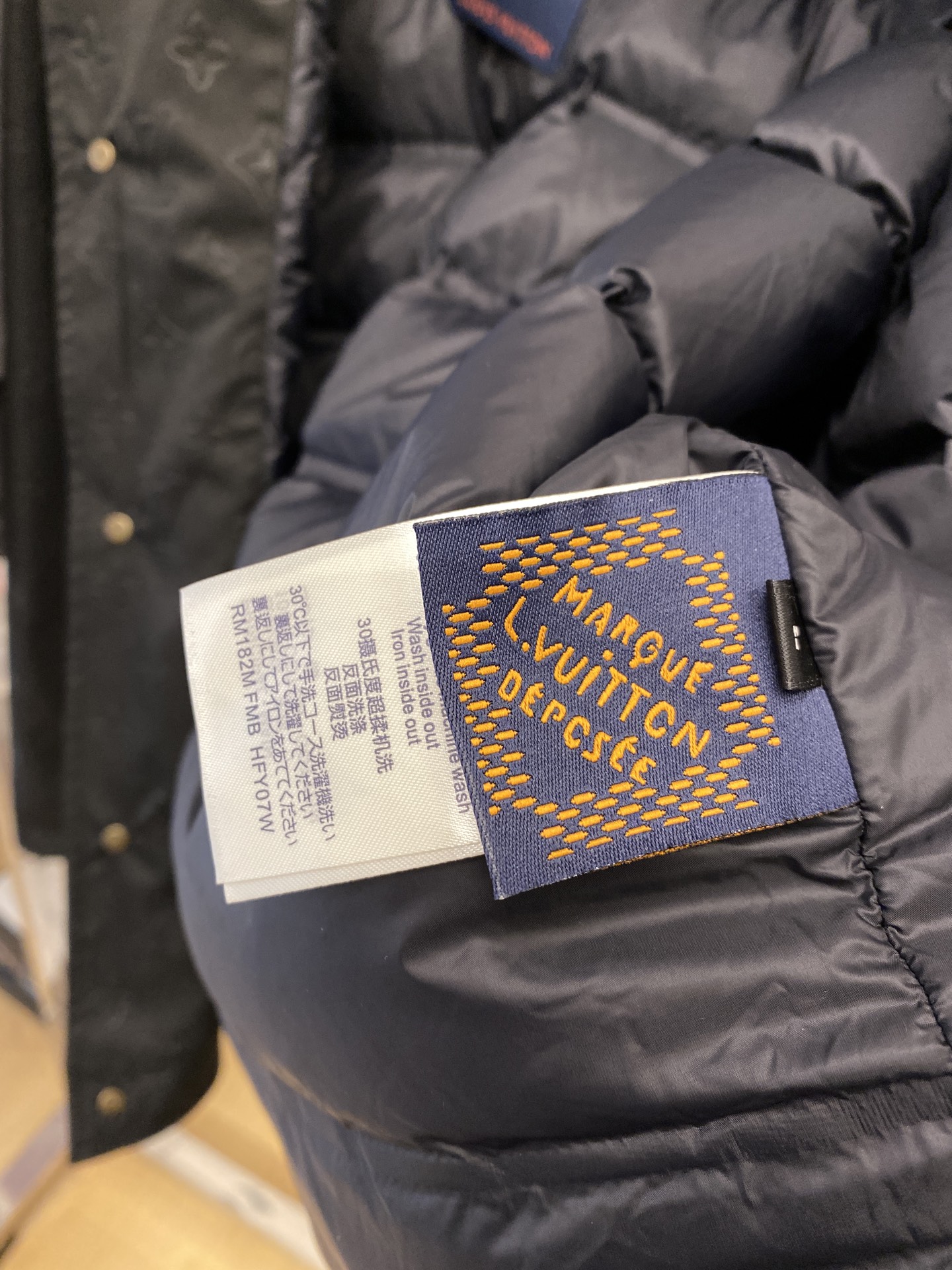 路易威登、2025新品羽绒夹克外套，时尚帅气，简约百搭款，顶级数码定位凹凸图案字母logo，定制原版面料