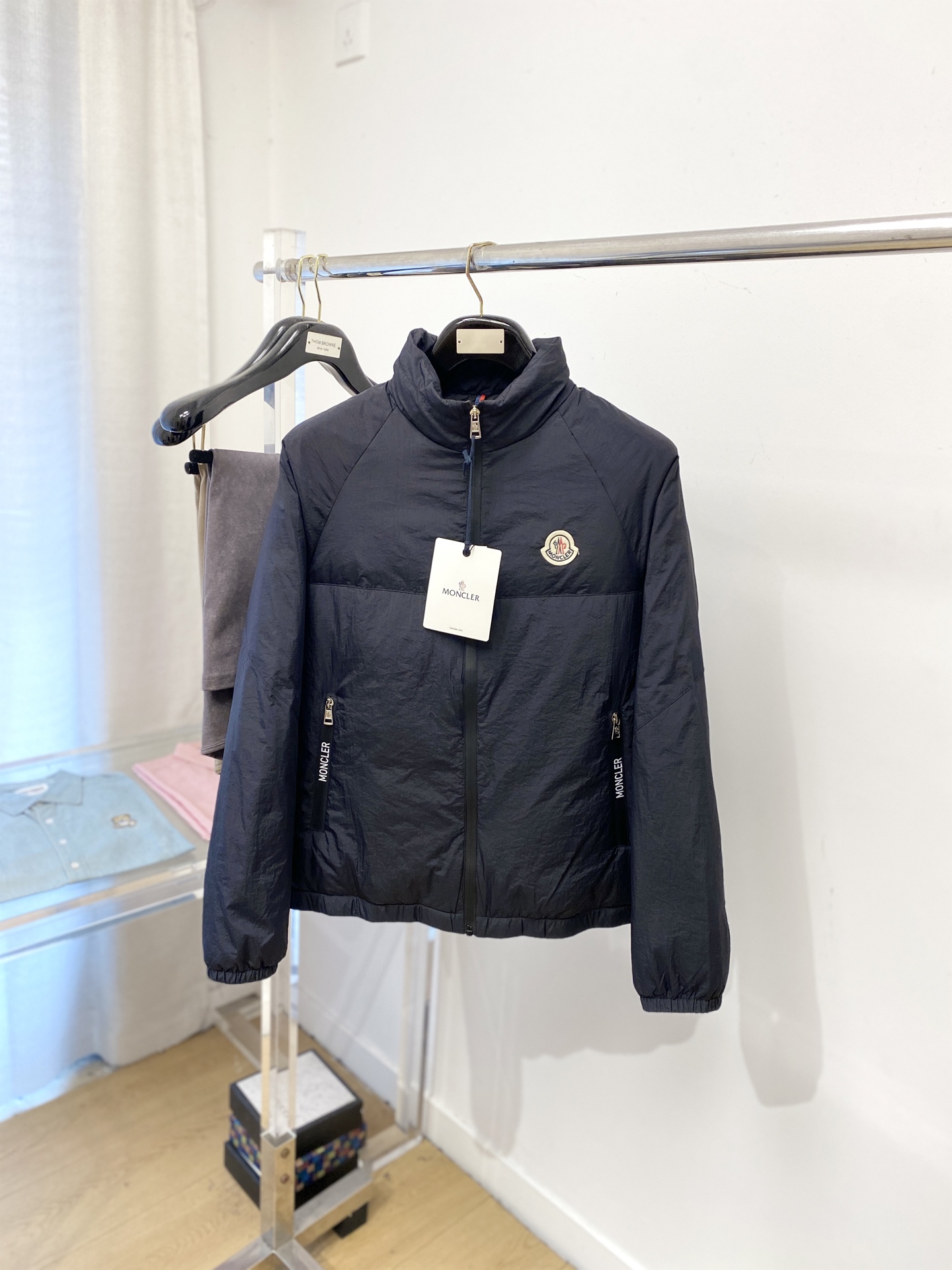 NO:601098,Moncler, 2025 new arrival down jacket, fashionable and handsome, simple and versatile, embroidered logo on the chest, customized original fabric, not only stiff and keeping the trendy silhouette, but also comfortable to wear, the yarn is more delicate, size M-3XL,,Moncler,jackets & coats,jackets & coats,down jacket,alexander wang19860909蒙口、2025新品羽绒夹克外套,时尚帅气,简约百搭款,胸前刺绣装饰图案logo,定制原版面料,不仅挺括,保持潮流的廓形,又穿着舒适,纱织更细腻,码数M-3XL,,Moncler,jackets & coats,jackets & coats,down jacket,alexander wang,Men's clothing