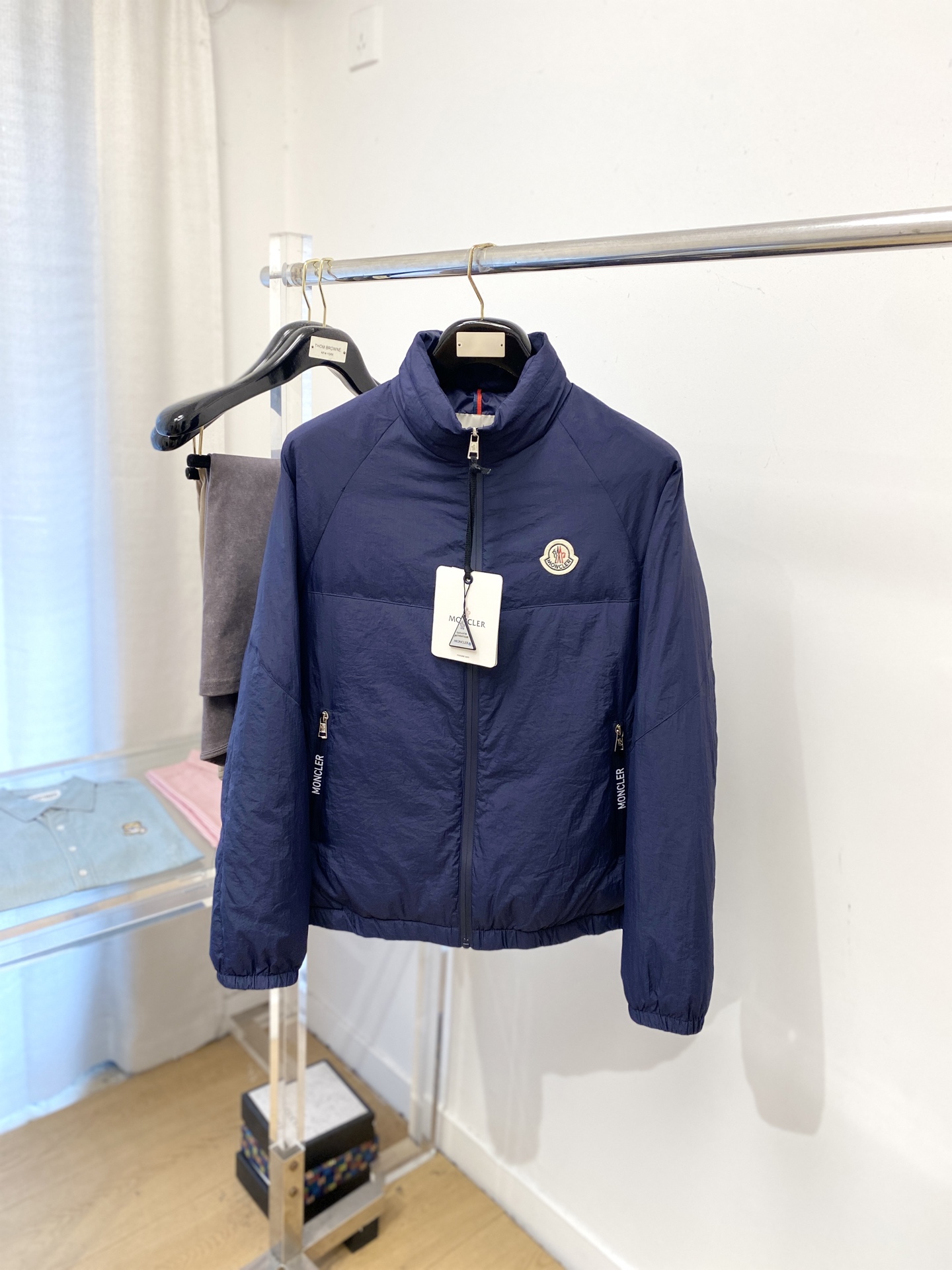 NO:600106,Moncler, 2025 new arrival down jacket, fashionable and handsome, simple and versatile, embroidered logo on the chest, customized original fabric, not only stiff and keeping the trendy silhouette, but also comfortable to wear, the yarn is more delicate, size M-3XL,,Moncler,jackets & coats,jackets & coats,down jacket,alexander wang19860909蒙口、2025新品羽绒夹克外套,时尚帅气,简约百搭款,胸前刺绣装饰图案logo,定制原版面料,不仅挺括,保持潮流的廓形,又穿着舒适,纱织更细腻,码数M-3XL,,Moncler,jackets & coats,jackets & coats,down jacket,alexander wang,Men's clothing