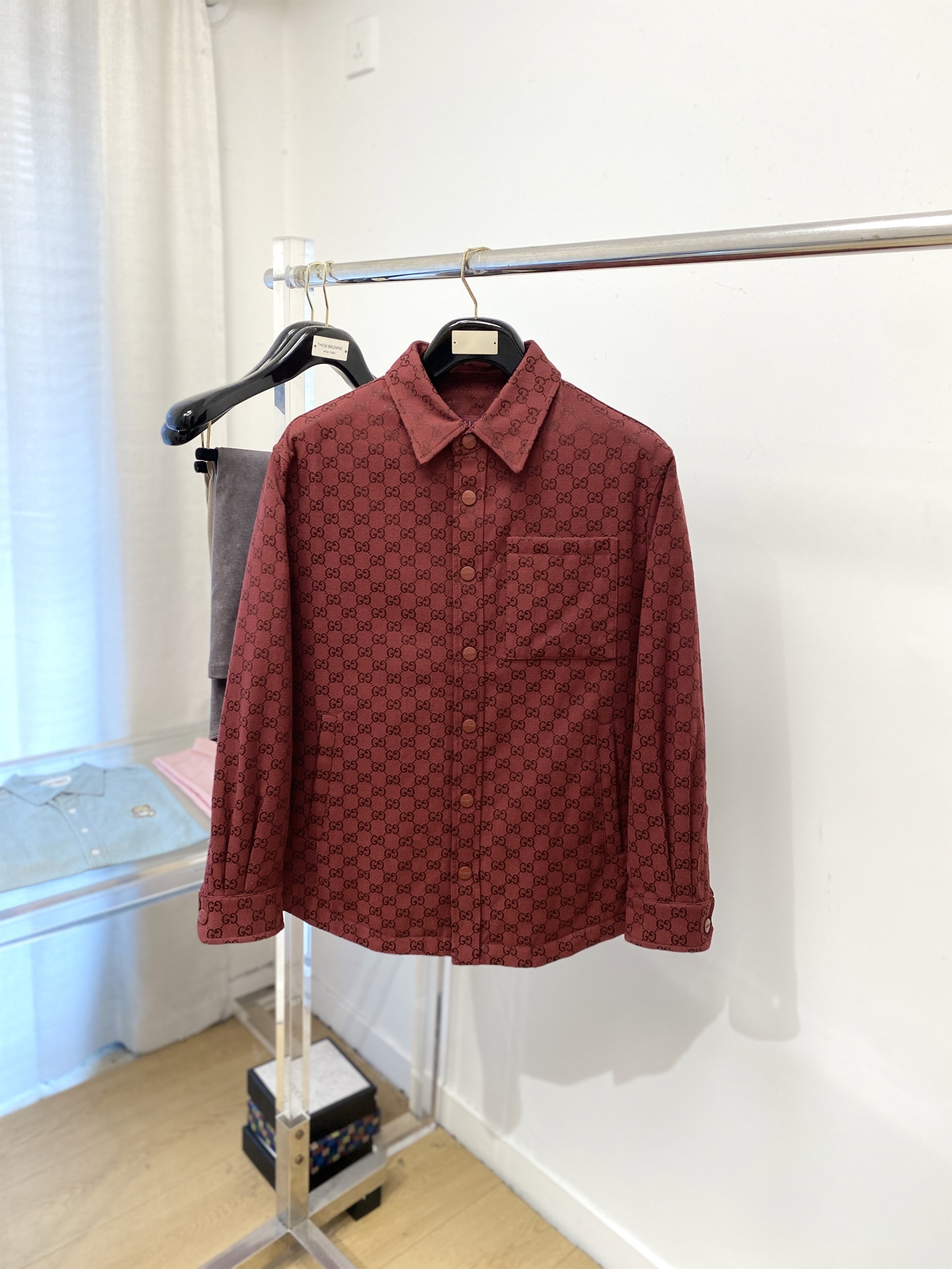 NO:601101,Gucci, 2025 new denim down jacket, fashionable and handsome, simple and versatile, top digital positioning custom-woven letter logo, customized original fabric, not only stiff and maintain the trendy silhouette, but also comfortable to wear, the yarn is more delicate, size M-3XL,,jackets & coats,jackets & coats,down jacket,alexander wang19860909古奇、2025新品牛仔羽绒夹克外套,时尚帅气,简约百搭款,顶级数码定位定织字母logo,定制原版面料,不仅挺括,保持潮流的廓形,又穿着舒适,纱织更细腻,码数M-3XL,,jackets & coats,jackets & coats,down jacket,alexander wang,Men's clothing