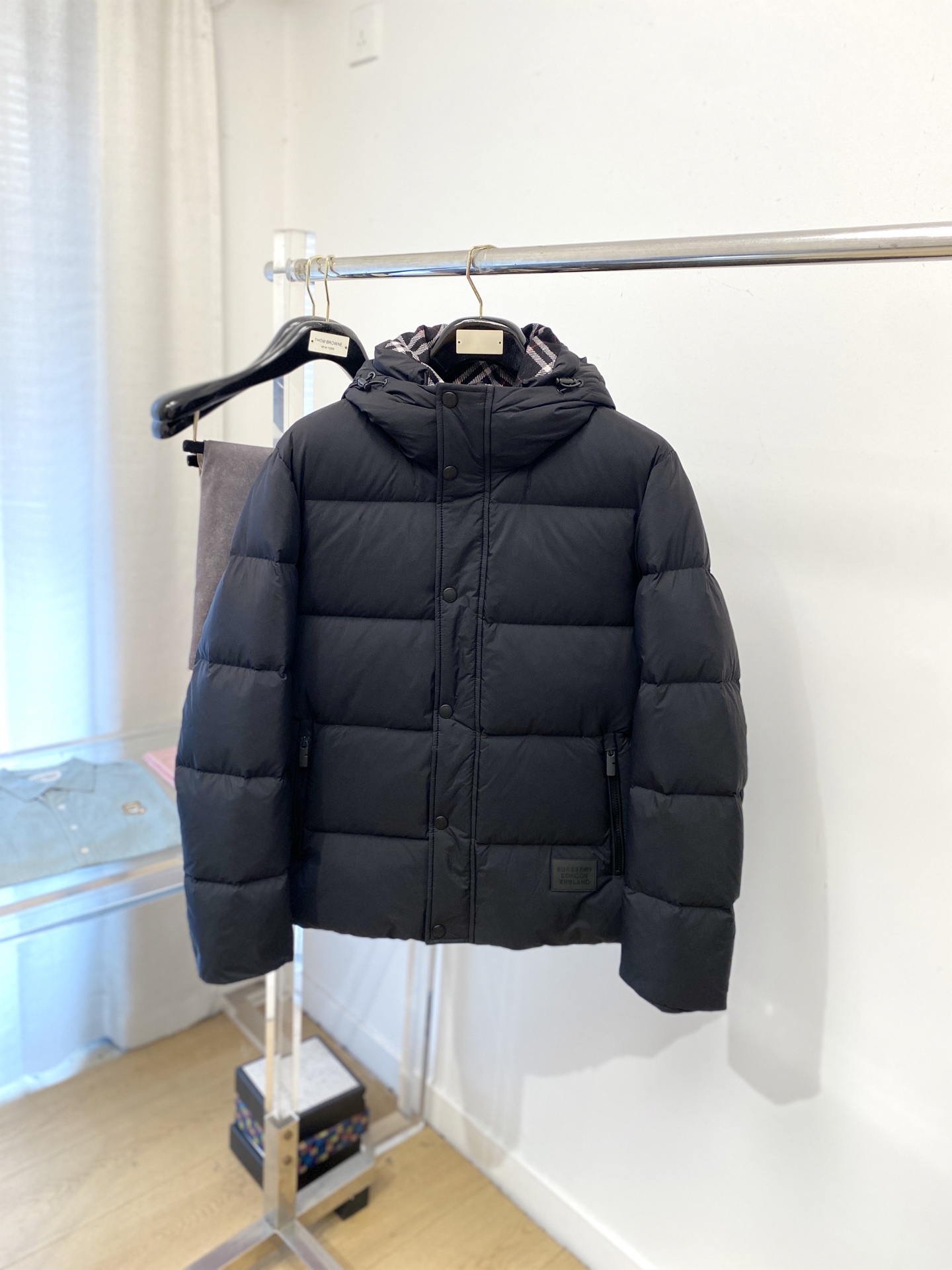 NO:601104,Burberry, the latest 2025 men's lightweight down jacket, the fabric is soft and comfortable.  The upper body shape is awesome.  zipper.  The accessories are all custom-supplied and imported fabrics, which are light and comfortable, warm and stylish, simple and elegant!  Lightweight and warm, the best choice to keep out the cold in autumn and winter. Size M-3XL,,burberry,down jacket,alexander wang19860909巴宝莉、2025最新款男士轻薄羽绒服、面料柔软舒适 ．上身版型超赞 ．拉链．辅料都是客供 、进口面料,轻便舒适,保暖有型、简单大方款式！轻便保暖、秋冬御寒的最佳选择 码数M-3XL,,burberry,down jacket,alexander wang,Men's clothing