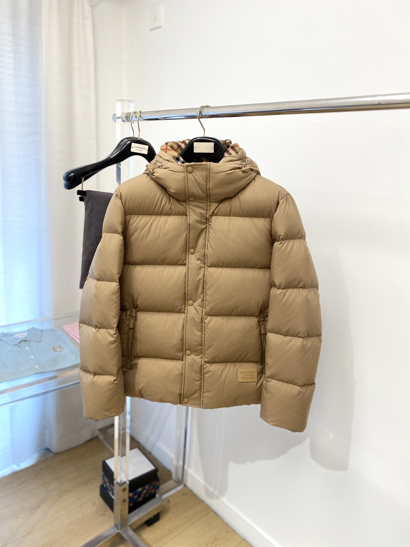 NO:600110,Burberry, the latest 2025 men's lightweight down jacket, the fabric is soft and comfortable.  The upper body shape is awesome.  zipper.  The accessories are all custom-supplied and imported fabrics, which are light and comfortable, warm and stylish, simple and elegant!  Lightweight and warm, the best choice to keep out the cold in autumn and winter. Size M-3XL,,burberry,down jacket,alexander wang19860909巴宝莉、2025最新款男士轻薄羽绒服、面料柔软舒适 ．上身版型超赞 ．拉链．辅料都是客供 、进口面料,轻便舒适,保暖有型、简单大方款式！轻便保暖、秋冬御寒的最佳选择 码数M-3XL,,burberry,down jacket,alexander wang,Men's clothing