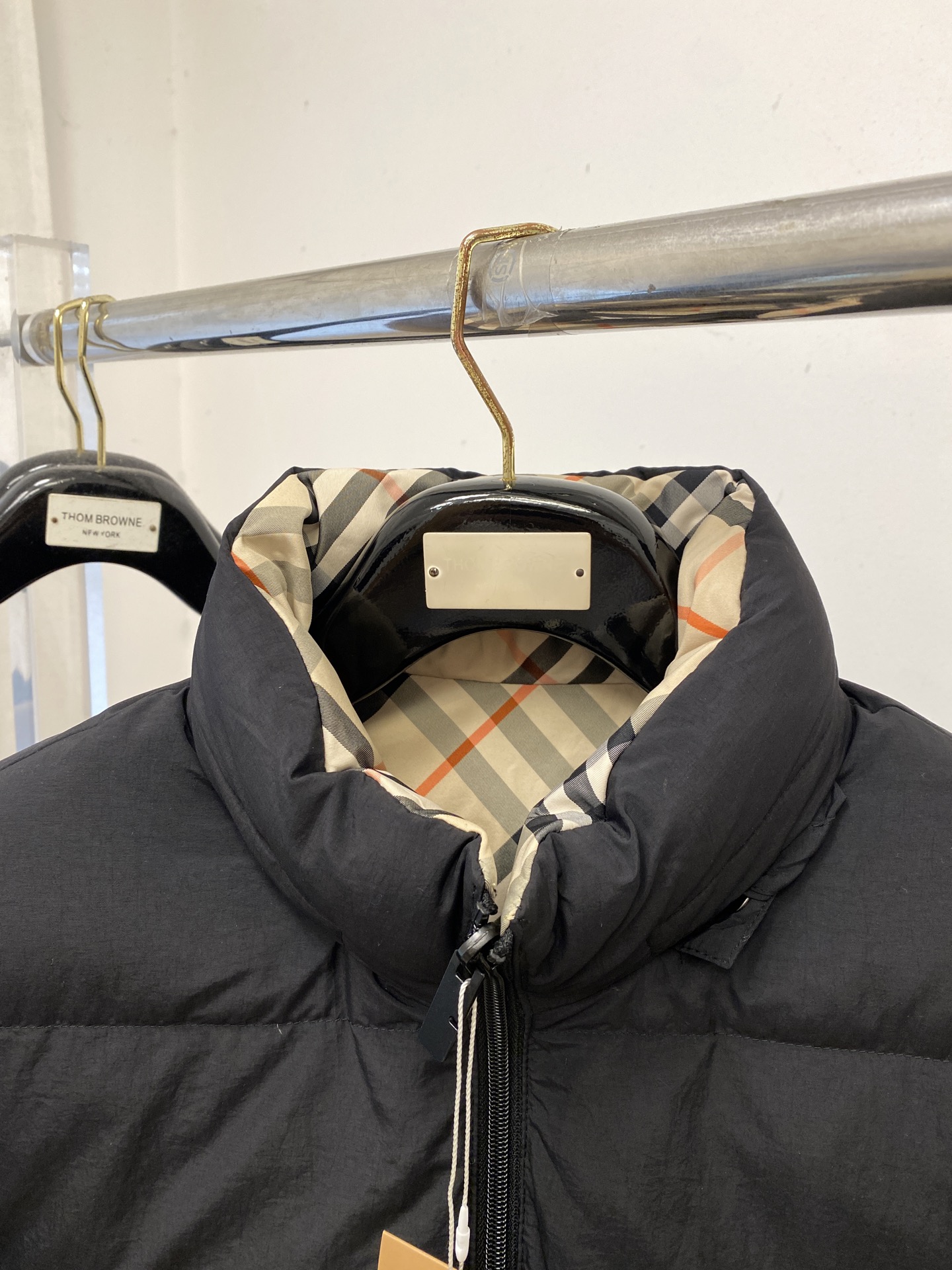 ￼ 巴宝莉、2025最新款双面穿男士轻薄羽绒服、面料柔软舒适 ．上身版型超赞 ．拉链．辅料都是客供 、进