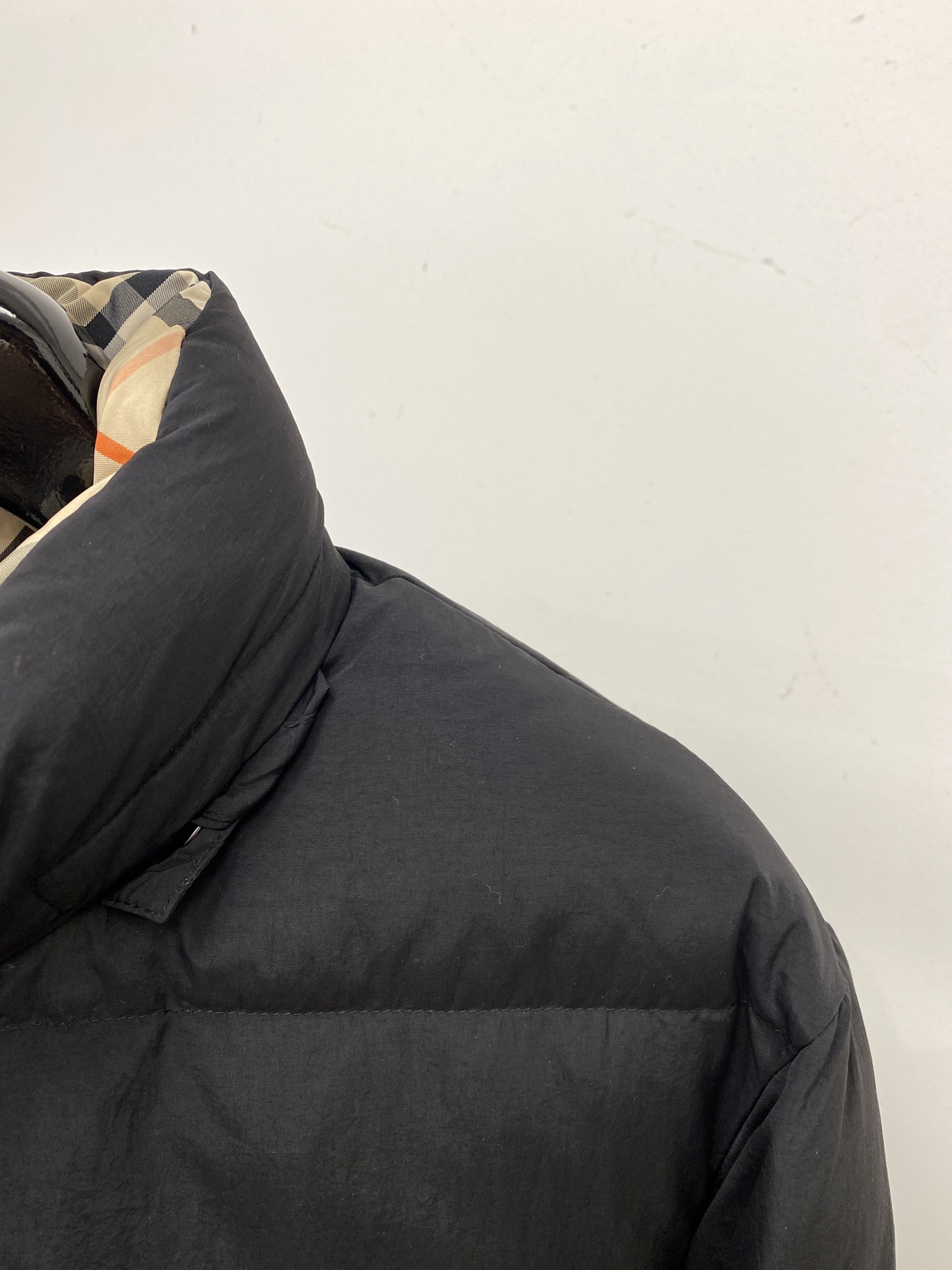 ￼ 巴宝莉、2025最新款双面穿男士轻薄羽绒服、面料柔软舒适 ．上身版型超赞 ．拉链．辅料都是客供 、进