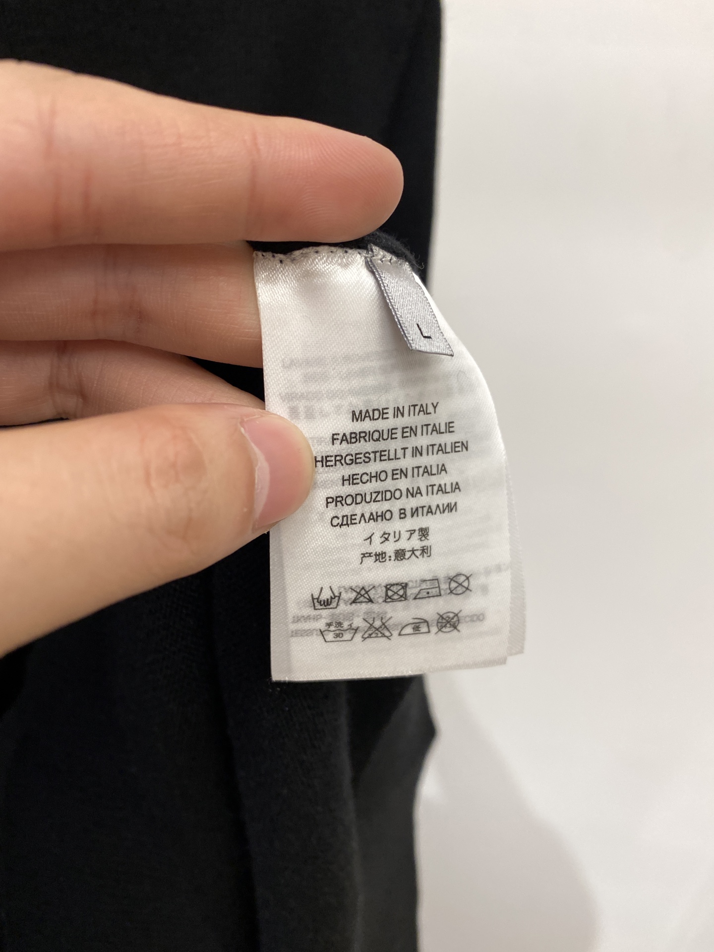 迪奥、2025新品羊毛衣衣 具有手感细腻柔软，可直接与肌肤接触，让暖心的纱线变化出细腻的质感，顶级工艺极