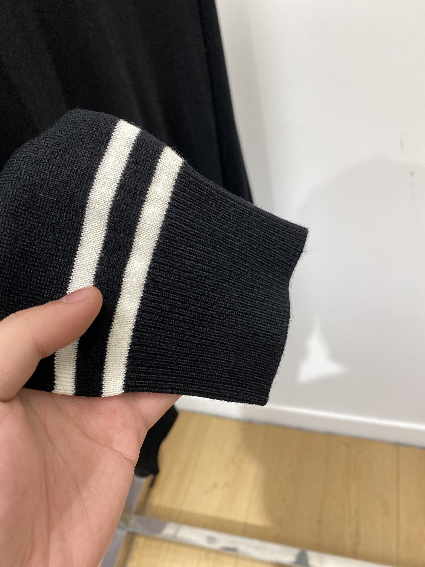 迪奥、2025新品羊毛衣衣 具有手感细腻柔软，可直接与肌肤接触，让暖心的纱线变化出细腻的质感，顶级工艺极