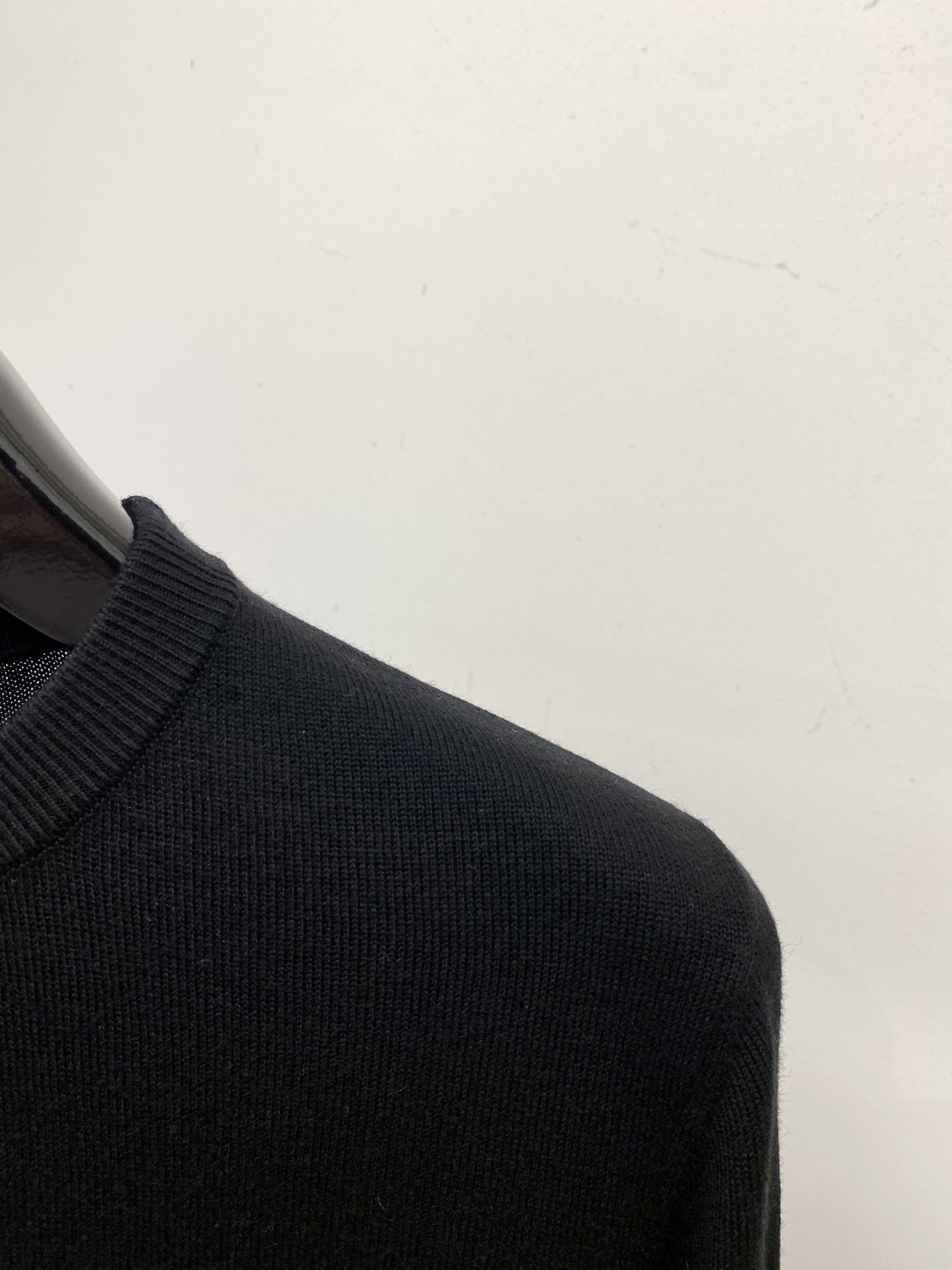 迪奥、2025新品羊毛衣衣 具有手感细腻柔软，可直接与肌肤接触，让暖心的纱线变化出细腻的质感，顶级工艺极