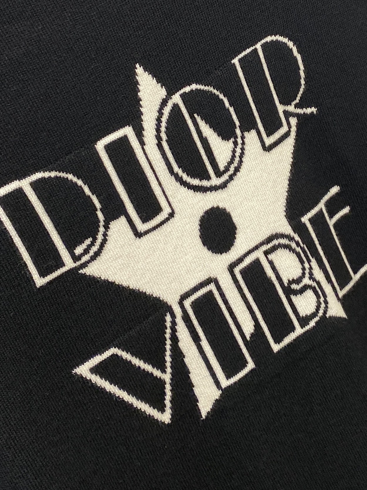 迪奥、2025新品羊毛衣衣 具有手感细腻柔软，可直接与肌肤接触，让暖心的纱线变化出细腻的质感，顶级工艺极