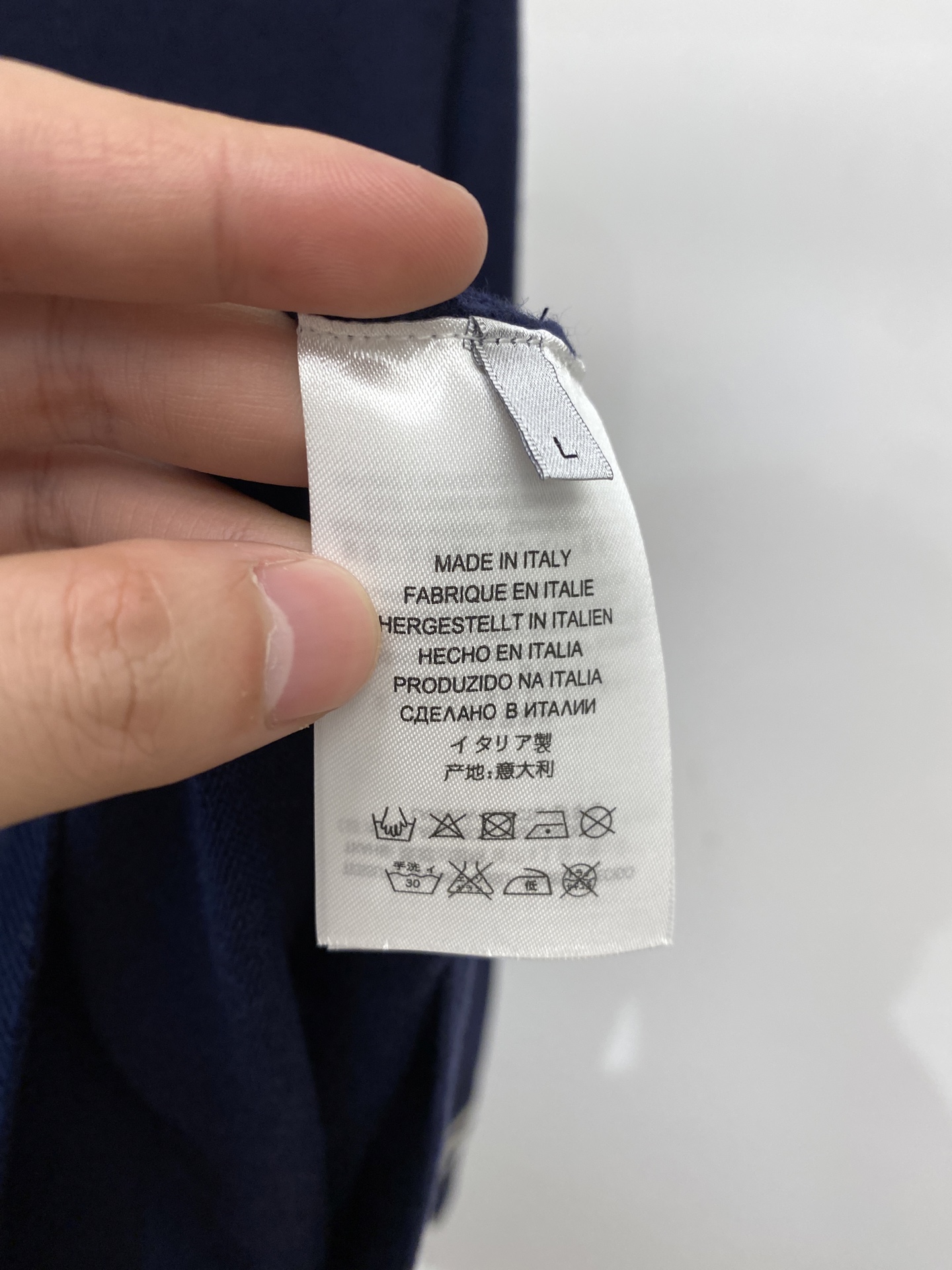 迪奥、2025新品羊毛衣衣 具有手感细腻柔软，可直接与肌肤接触，让暖心的纱线变化出细腻的质感，顶级工艺极