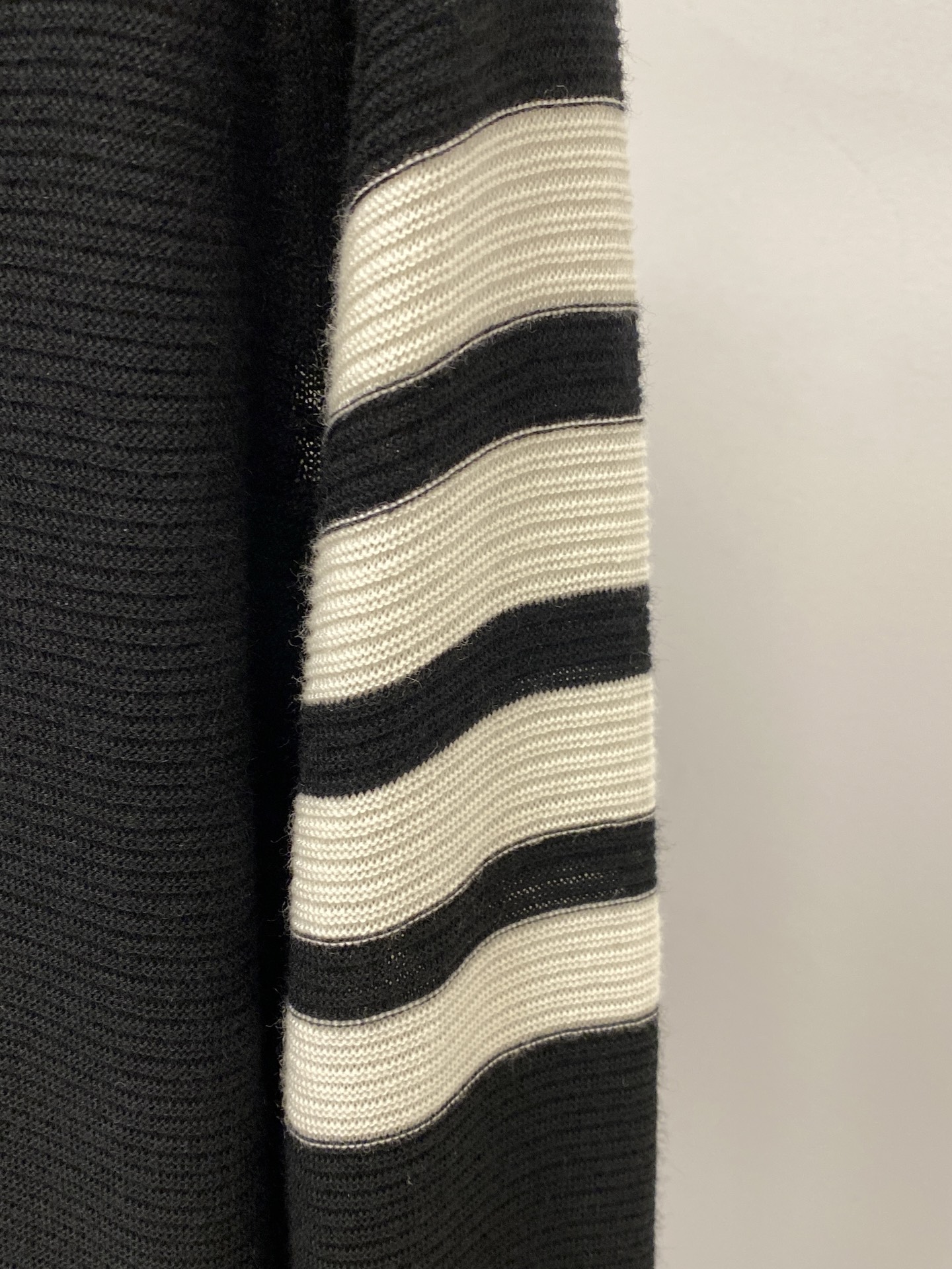 TB、2025新品羊毛衣衣 具有手感细腻柔软，可直接与肌肤接触，让暖心的纱线变化出细腻的质感，顶级工艺极