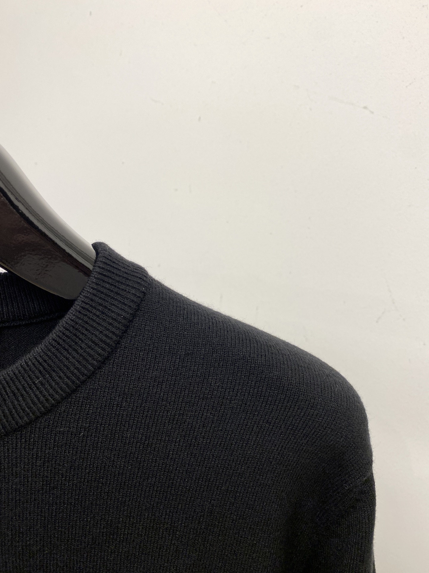 路易威登、2025新品羊毛衣 具有手感细腻柔软，可直接与肌肤接触，让暖心的纱线变化出细腻的质感，顶级工艺