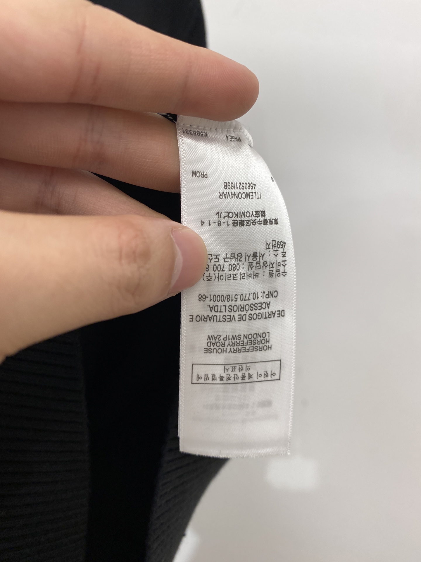 路易威登、2025新品羊毛衣 具有手感细腻柔软，可直接与肌肤接触，让暖心的纱线变化出细腻的质感，顶级工艺