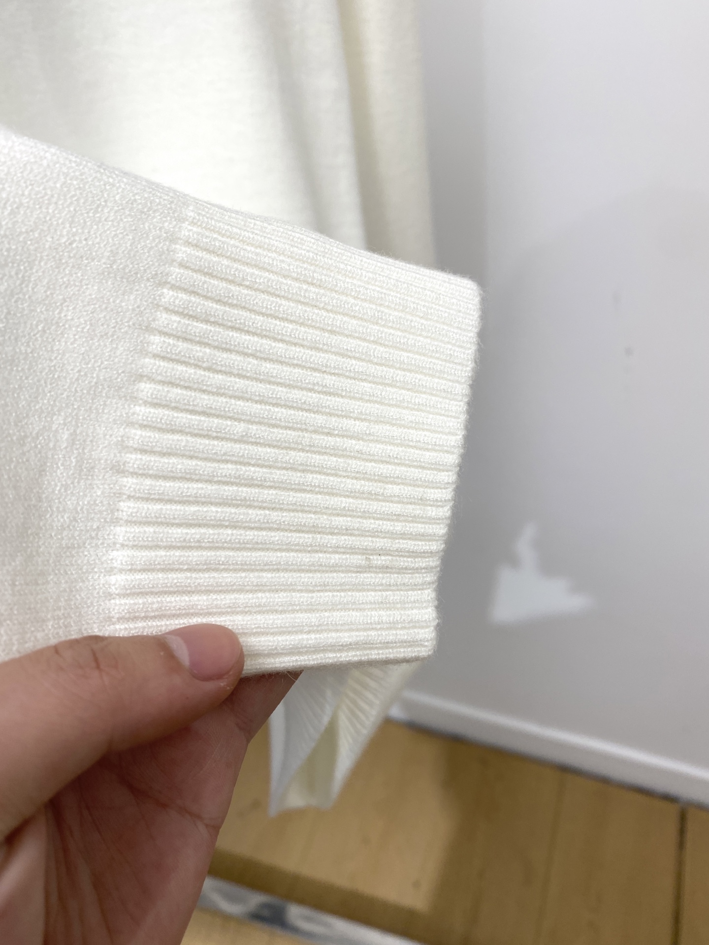 路易威登、2025新品羊毛衣 具有手感细腻柔软，可直接与肌肤接触，让暖心的纱线变化出细腻的质感，顶级工艺