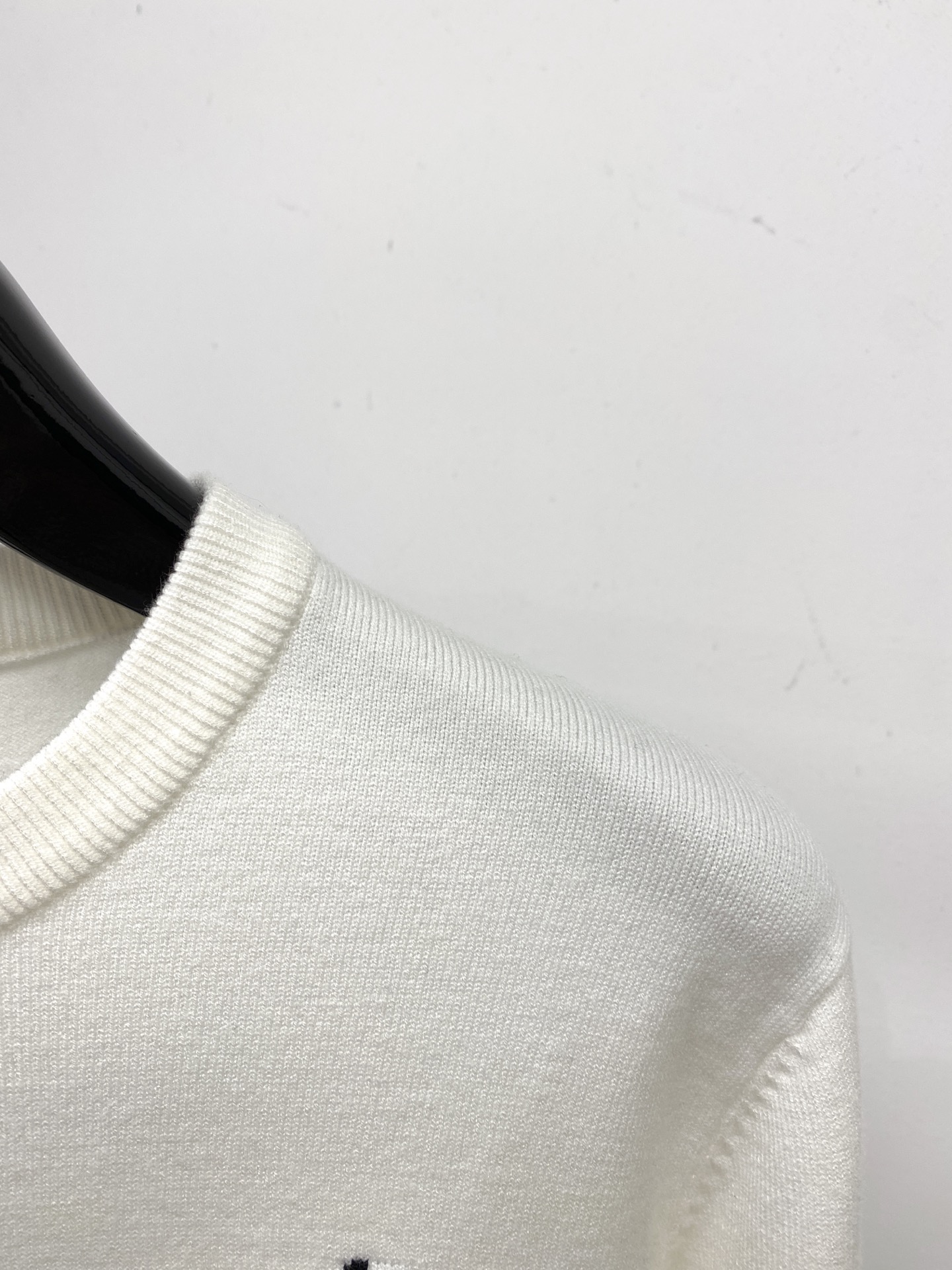 路易威登、2025新品羊毛衣 具有手感细腻柔软，可直接与肌肤接触，让暖心的纱线变化出细腻的质感，顶级工艺