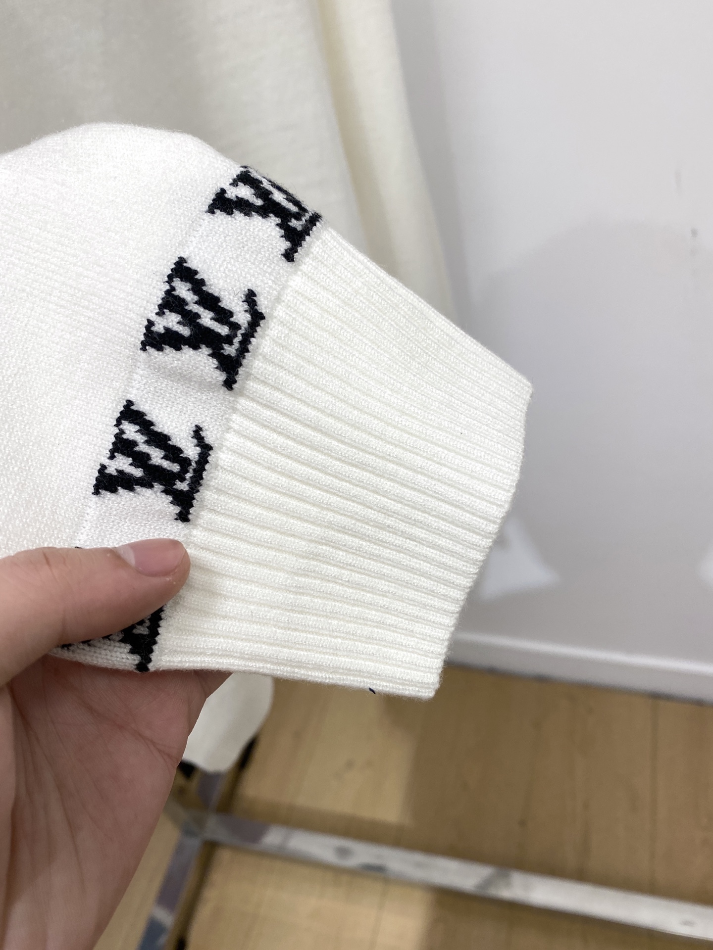 路易威登、2025新品羊毛衣 具有手感细腻柔软，可直接与肌肤接触，让暖心的纱线变化出细腻的质感，顶级工艺