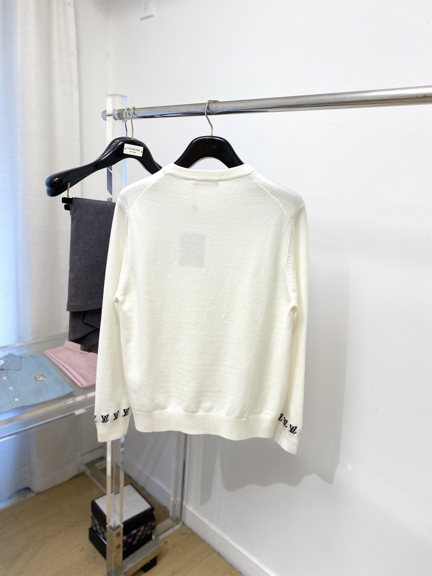 路易威登、2025新品羊毛衣 具有手感细腻柔软，可直接与肌肤接触，让暖心的纱线变化出细腻的质感，顶级工艺