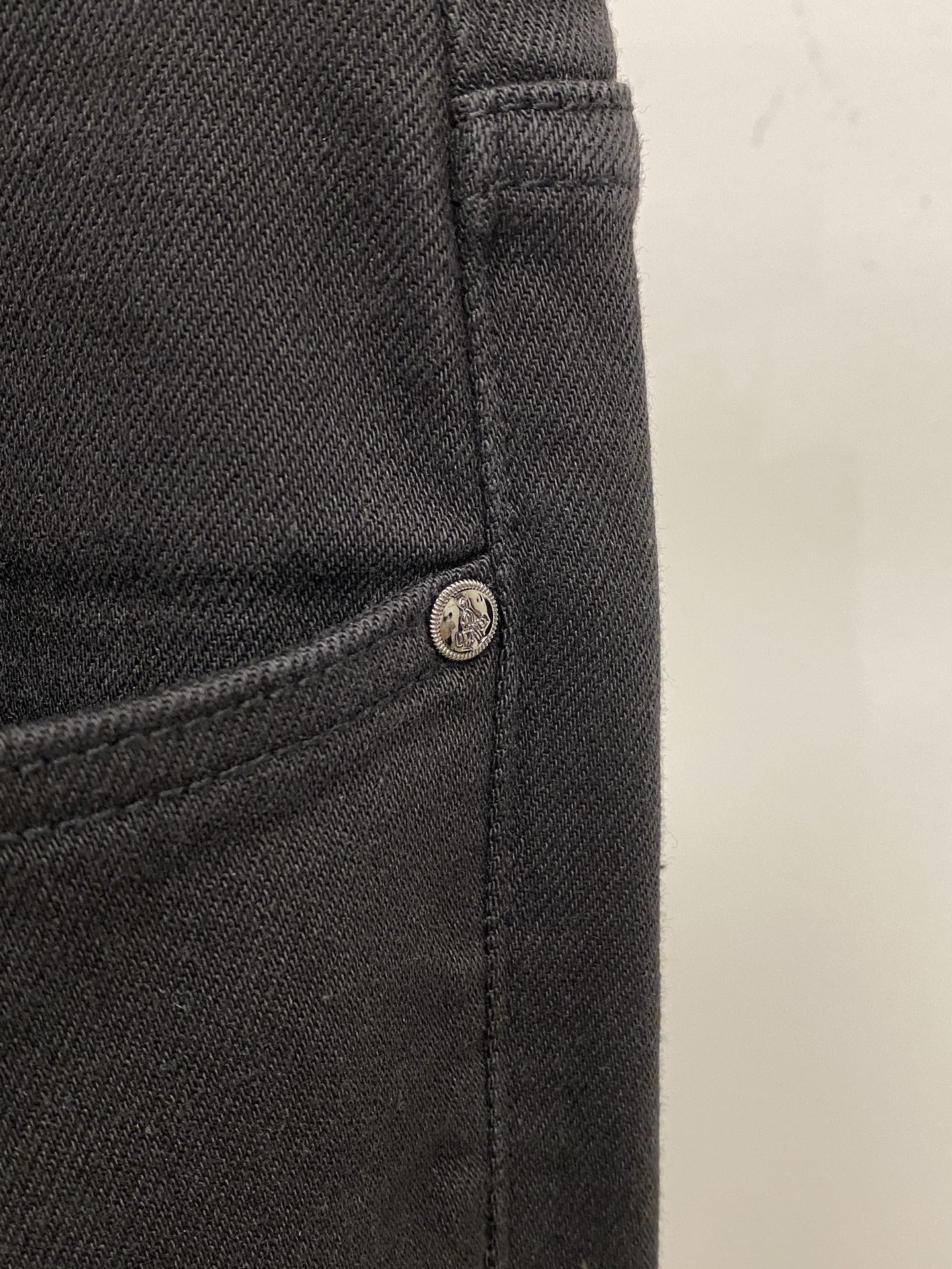 普拉达、2025最新品，专柜同步有售，原单狠货，水洗休闲牛仔裤，进口原版水洗弹力面料，舒适有弹性，原版五