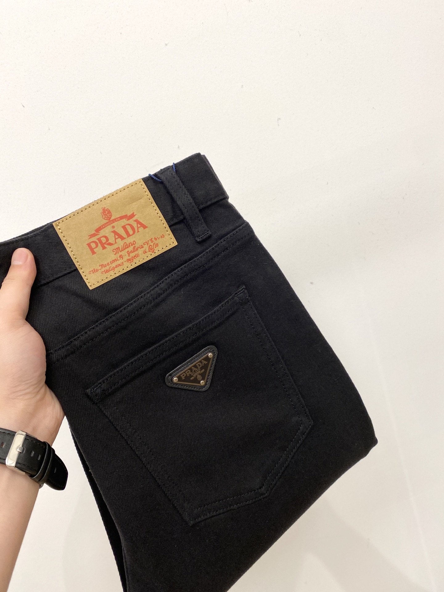 NO:601106,Prada, 2025 latest products, available at counters simultaneously, original goods, washed casual jeans, imported original washed stretch fabric, comfortable and elastic, original hardware accessories decorated with logo, super correct version, extremely high grade, counter quality, fashionable and stylish upper body, code number 29-36,, prada,jeans,alexander wang19860909普拉达、2025最新品,专柜同步有售,原单狠货,水洗休闲牛仔裤,进口原版水洗弹力面料,舒适有弹性,原版五金辅料装饰logo,版型超正,档次极高,专柜品质,上身时尚有型,码数29-36,,prada,jeans,alexander wang,Men's clothing