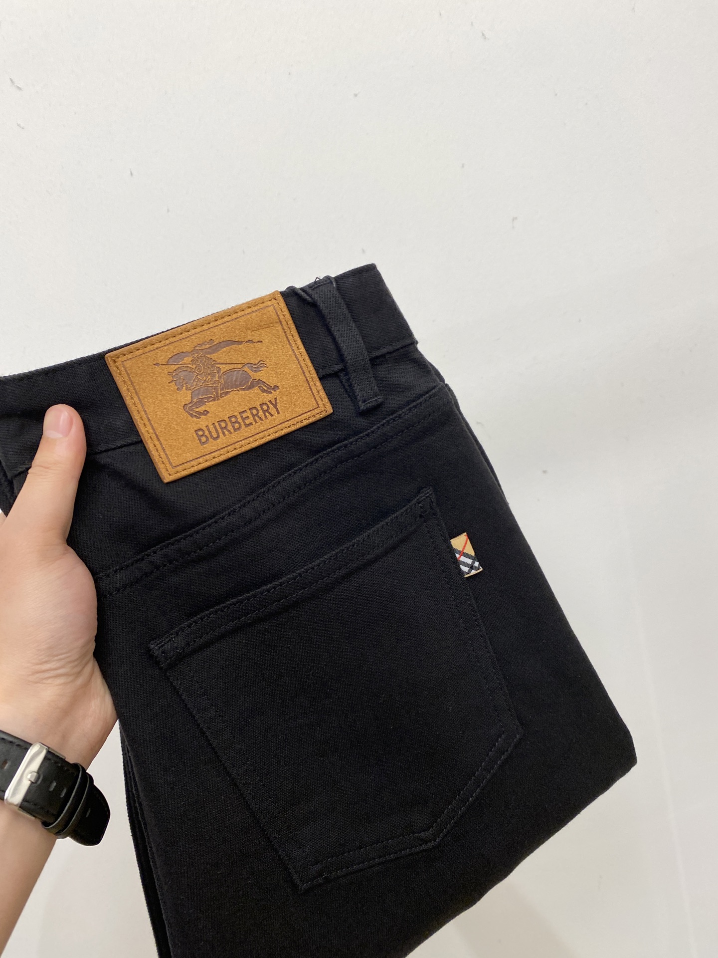 NO:601080,Burberry, 2025 latest products, available at counters simultaneously, original goods, washed casual jeans, imported original washed stretch fabrics, comfortable and elastic, original hardware accessories decorated with logo, super correct version, extremely high grade, counter quality, fashionable and stylish upper body, code number 29-36,, burberry, jeans, alexander wang19860909巴宝莉、2025最新品,专柜同步有售,原单狠货,水洗休闲牛仔裤,进口原版水洗弹力面料,舒适有弹性,原版五金辅料装饰logo,版型超正,档次极高,专柜品质,上身时尚有型,码数29-36,,burberry,jeans,alexander wang,Men's clothing