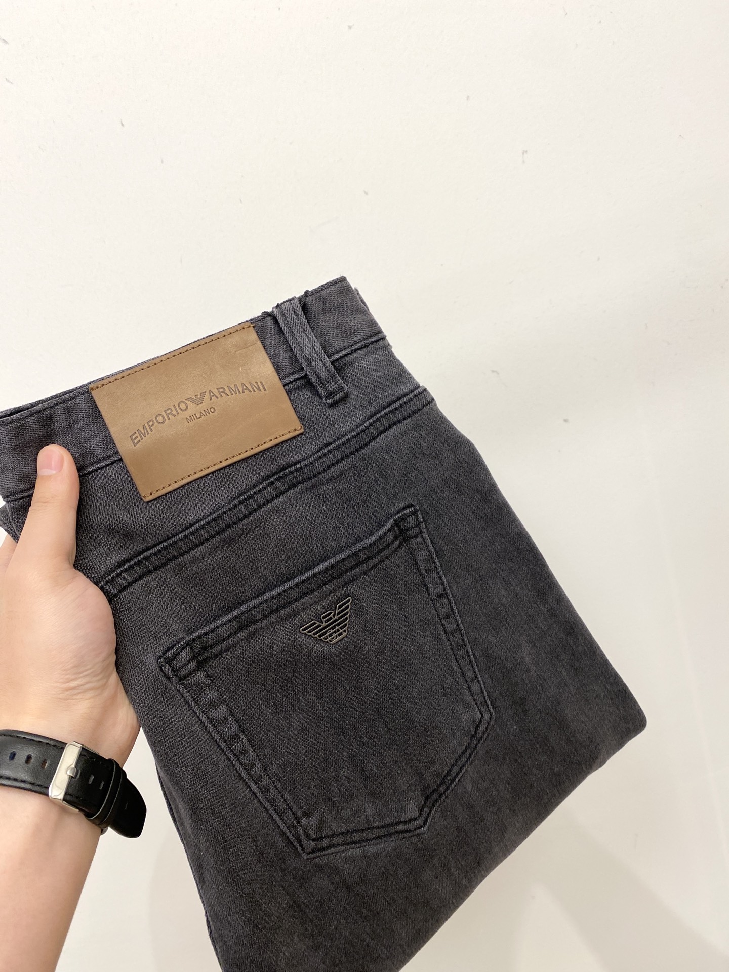 NO:601083,Armani, 2025 latest products, available at counters simultaneously, original goods, washed casual jeans, imported original washed stretch fabric, comfortable and elastic, original hardware accessories decorated with logo, super correct version, extremely high grade, counter quality, fashionable and stylish upper body, code number 29-36,,armani,jeans,alexander wang19860909阿玛尼、2025最新品,专柜同步有售,原单狠货,水洗休闲牛仔裤,进口原版水洗弹力面料,舒适有弹性,原版五金辅料装饰logo,版型超正,档次极高,专柜品质,上身时尚有型,码数29-36,,armani,jeans,alexander wang,Men's clothing