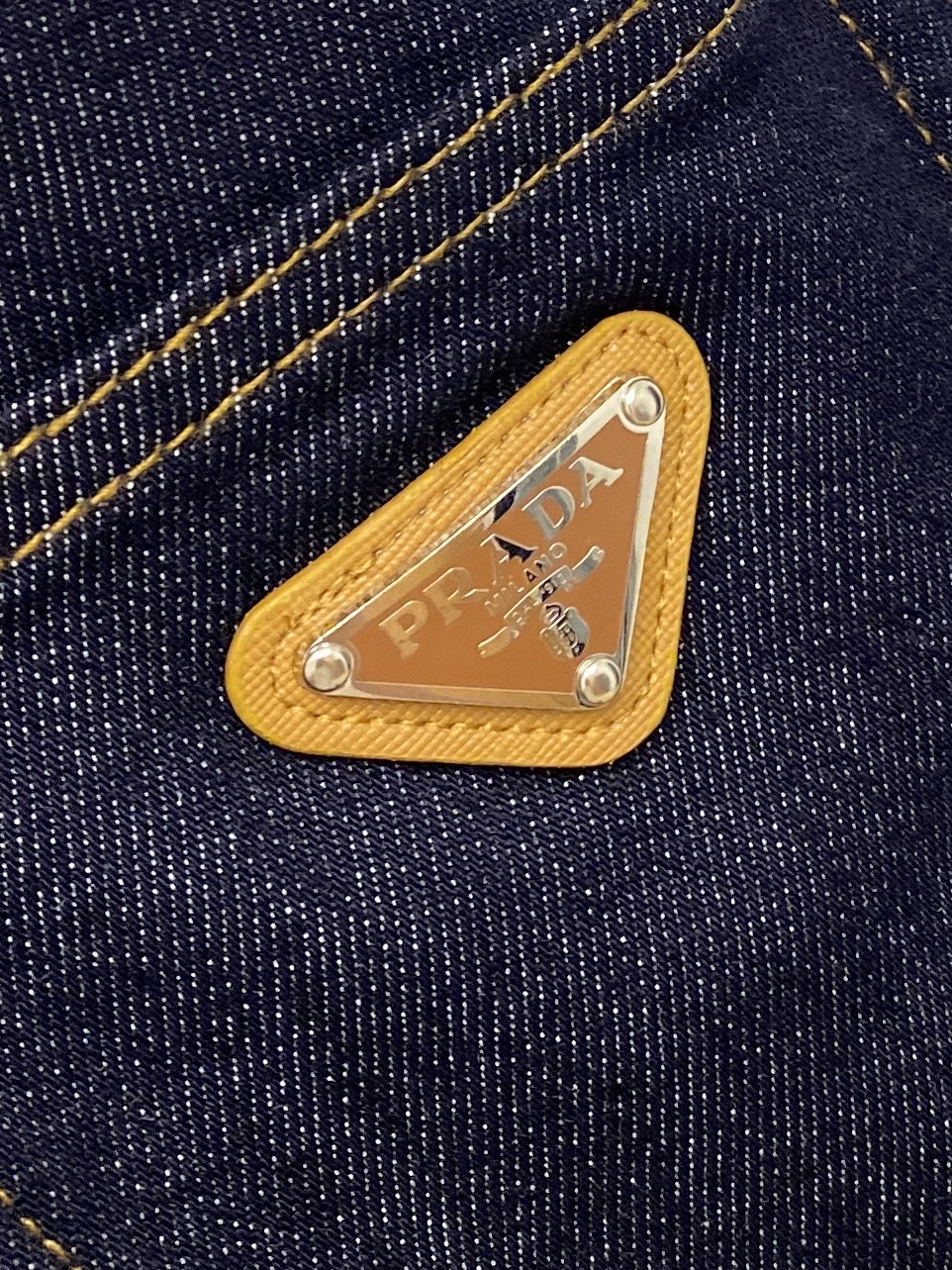 普拉达、2025最新品，专柜同步有售，原单狠货，水洗休闲牛仔裤，进口原版水洗弹力面料，舒适有弹性，原版五