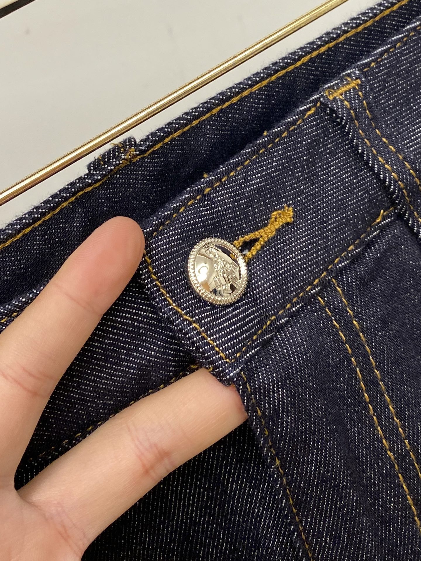 普拉达、2025最新品，专柜同步有售，原单狠货，水洗休闲牛仔裤，进口原版水洗弹力面料，舒适有弹性，原版五