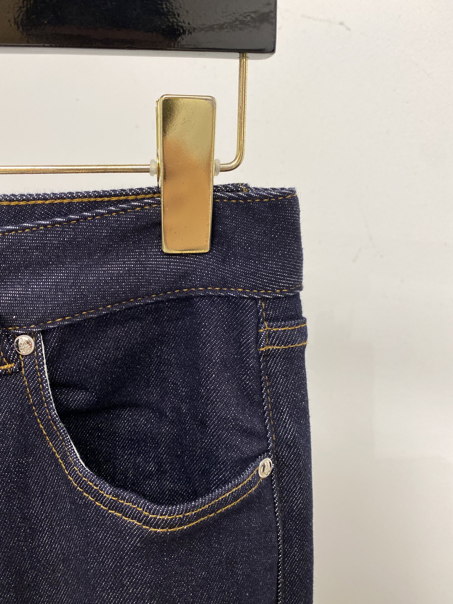 普拉达、2025最新品，专柜同步有售，原单狠货，水洗休闲牛仔裤，进口原版水洗弹力面料，舒适有弹性，原版五