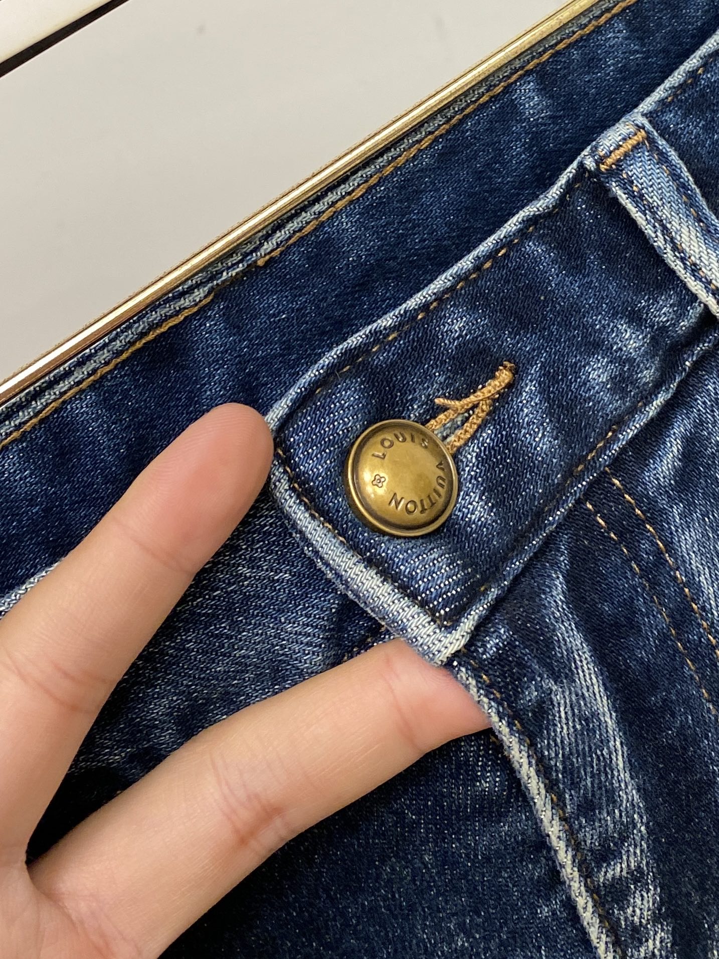 LV、2025最新品，专柜同步有售，原单狠货，水洗休闲牛仔裤，进口原版水洗弹力面料，舒适有弹性，原版五金