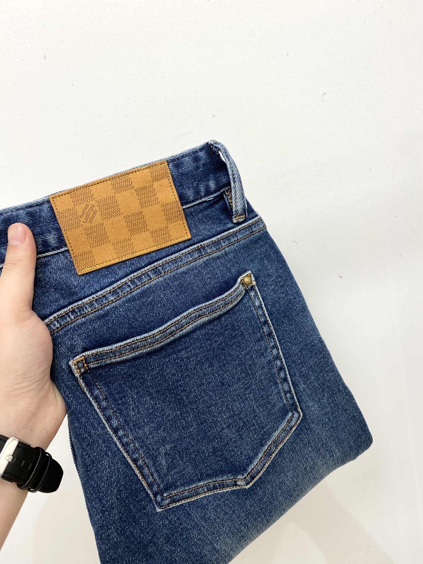 NO:600119,LV, 2025 latest products, available at counters simultaneously, original goods, washed casual jeans, imported original washed stretch fabrics, comfortable and elastic, original hardware accessories decorated with logo, super correct version, extremely high grade, counter quality, fashionable upper body, code number 29-36,, louis vuitton, jeans, alexander wang19860909LV、2025最新品,专柜同步有售,原单狠货,水洗休闲牛仔裤,进口原版水洗弹力面料,舒适有弹性,原版五金辅料装饰logo,版型超正,档次极高,专柜品质,上身时尚有型,码数29-36,,louis vuitton,jeans,alexander wang,Men's clothing