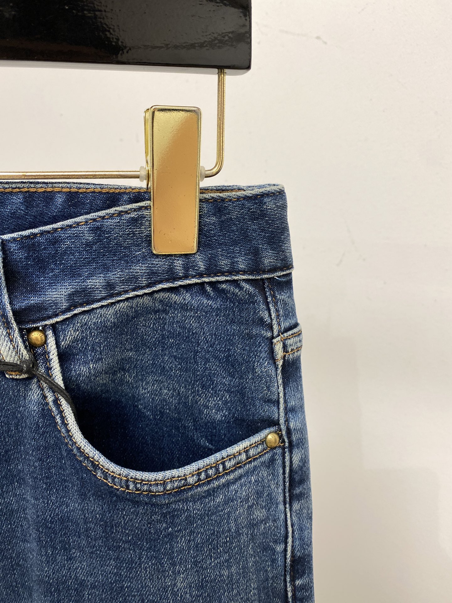 LV、2025最新品，专柜同步有售，原单狠货，水洗休闲牛仔裤，进口原版水洗弹力面料，舒适有弹性，原版五金