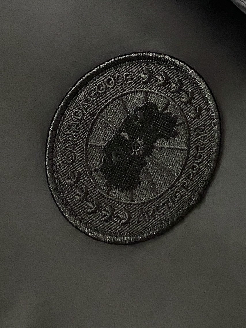 加拿大鹅🇨🇦、2025最新款男士轻薄羽绒服、面料柔软舒适 ．上身版型超赞 ．拉链．辅料都是客供 、进口面