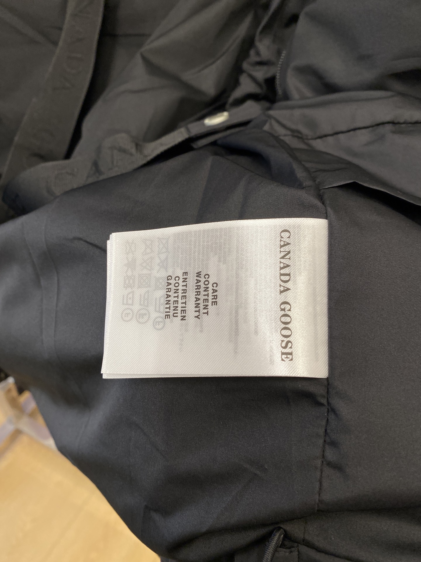 加拿大鹅🇨🇦、2025最新款男士轻薄羽绒服、面料柔软舒适 ．上身版型超赞 ．拉链．辅料都是客供 、进口面