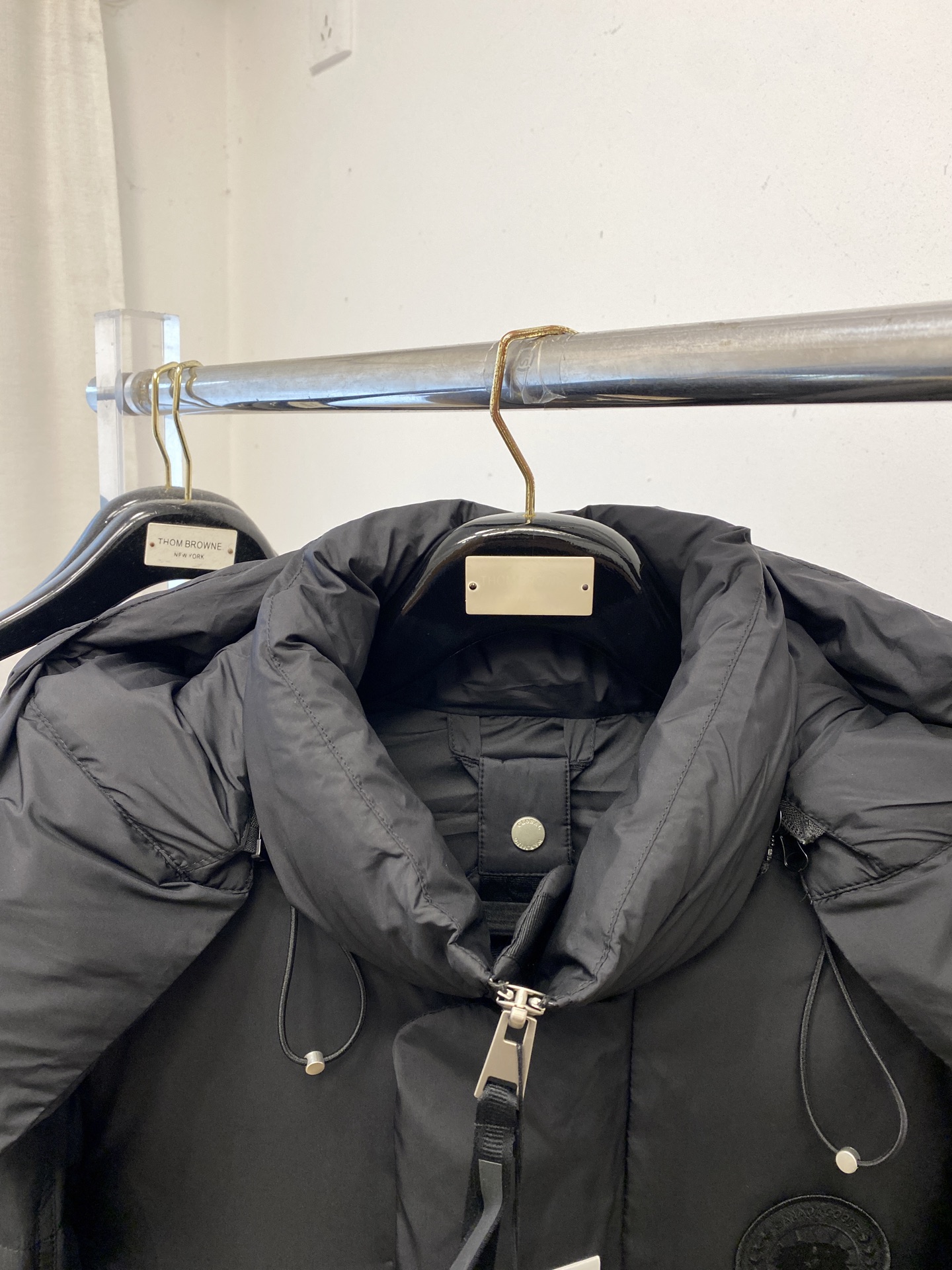 加拿大鹅🇨🇦、2025最新款男士轻薄羽绒服、面料柔软舒适 ．上身版型超赞 ．拉链．辅料都是客供 、进口面