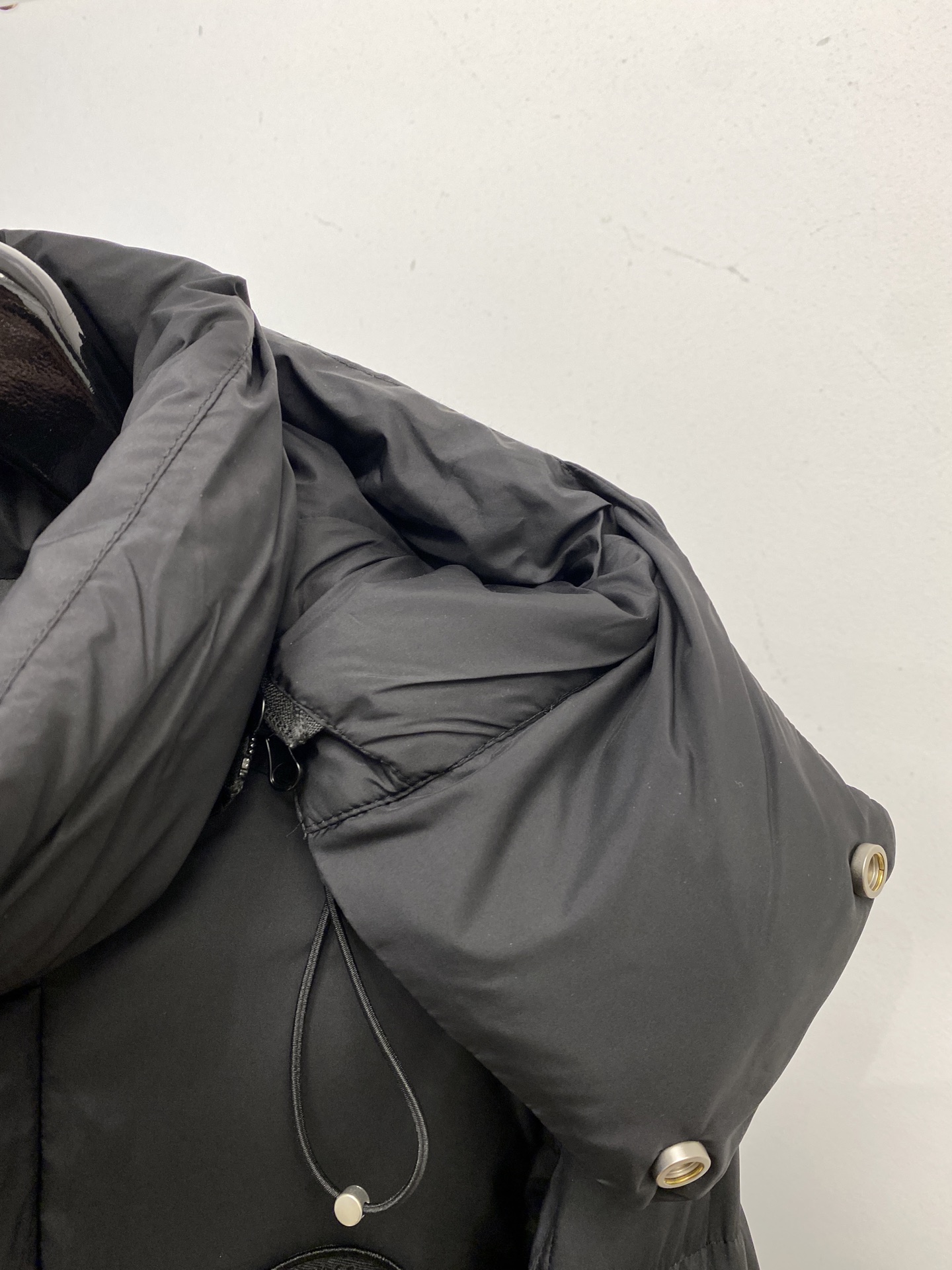 加拿大鹅🇨🇦、2025最新款男士轻薄羽绒服、面料柔软舒适 ．上身版型超赞 ．拉链．辅料都是客供 、进口面