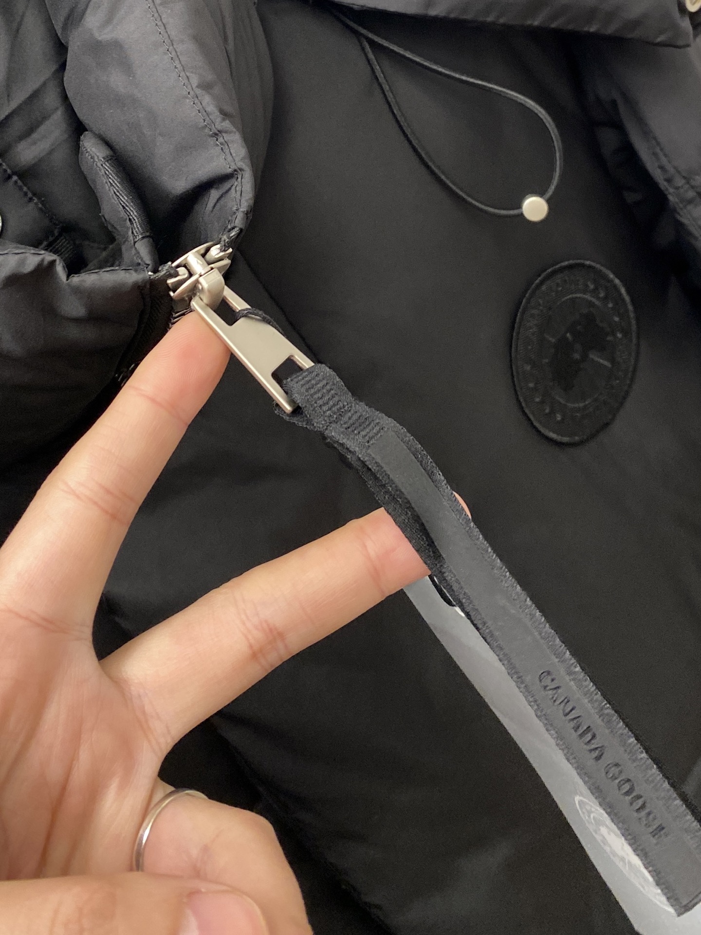 加拿大鹅🇨🇦、2025最新款男士轻薄羽绒服、面料柔软舒适 ．上身版型超赞 ．拉链．辅料都是客供 、进口面