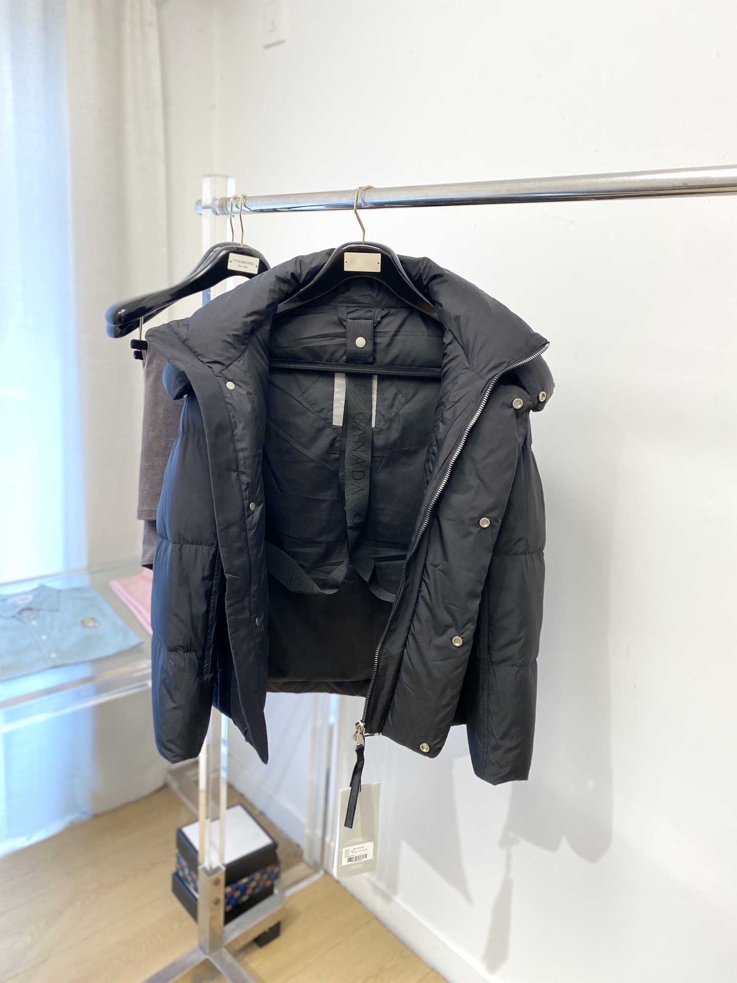 加拿大鹅🇨🇦、2025最新款男士轻薄羽绒服、面料柔软舒适 ．上身版型超赞 ．拉链．辅料都是客供 、进口面