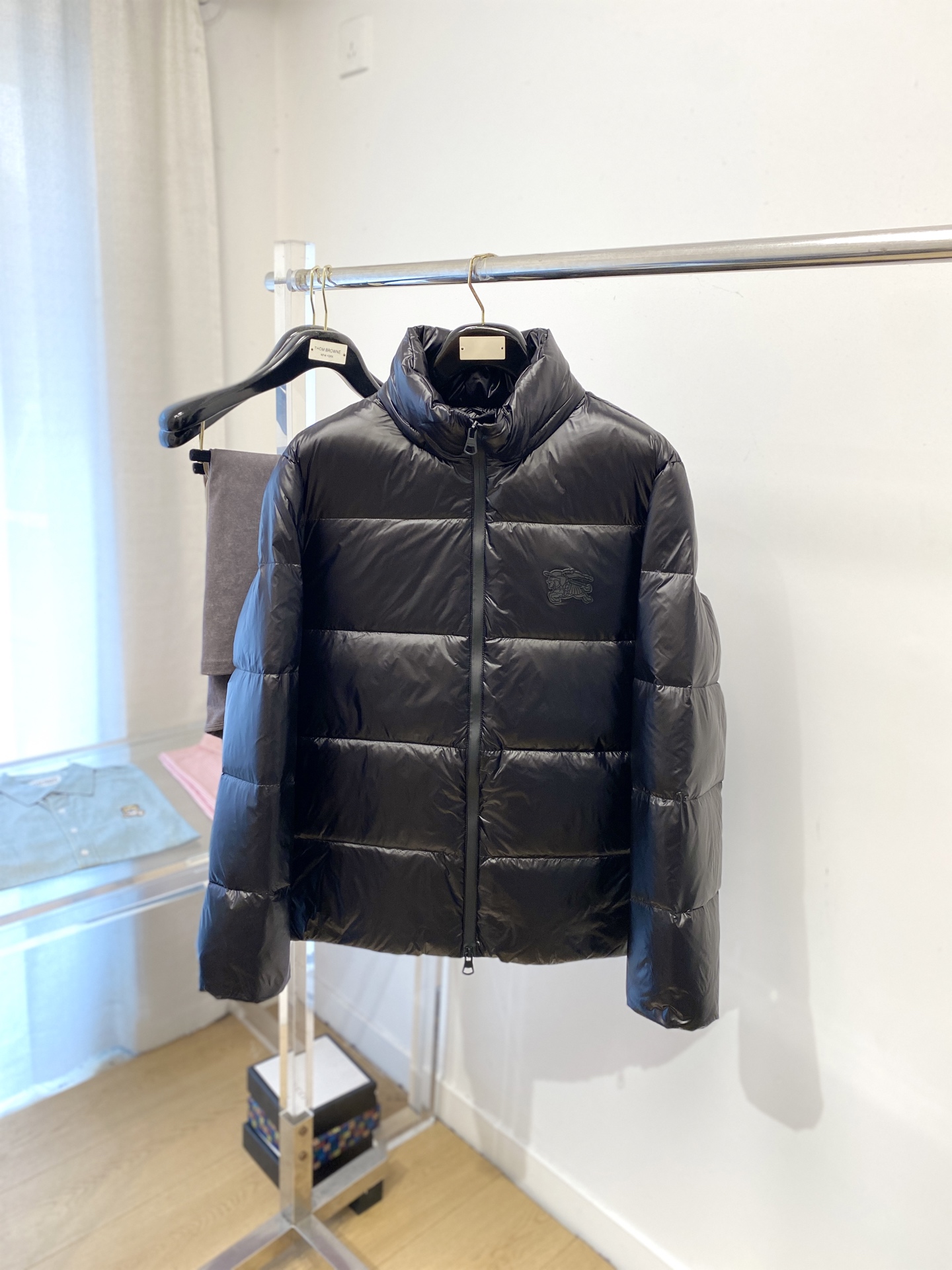 NO:601153,Burberry, the latest 2025 men's lightweight down jacket, the fabric is soft and comfortable.  The upper body shape is awesome.  zipper.  The accessories are all custom-supplied and imported fabrics, which are light and comfortable, warm and stylish, simple and elegant!  Lightweight and warm, the best choice to keep out the cold in autumn and winter. Size S-XXL,,burberry,down jacket,alexander wang19860909巴宝莉、2025最新款男士轻薄羽绒服、面料柔软舒适 ．上身版型超赞 ．拉链．辅料都是客供 、进口面料,轻便舒适,保暖有型、简单大方款式！轻便保暖、秋冬御寒的最佳选择 码数S-XXL,,burberry,down jacket,alexander wang,Men's clothing