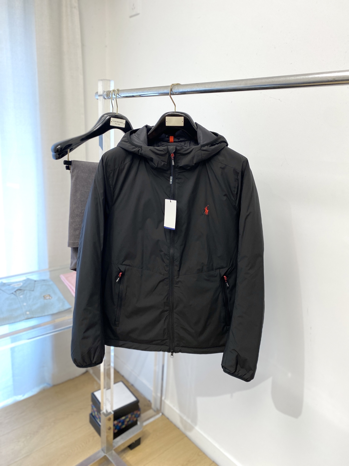 NO:601150,POLO, the latest 2025 men's lightweight cotton jacket, the fabric is soft and comfortable.  The upper body shape is awesome.  zipper.  The accessories are all custom-supplied and imported fabrics, which are light and comfortable, warm and stylish, simple and elegant!  Lightweight and warm, the best choice to keep out the cold in autumn and winter. Size S-XXL,,alexander wang19860909POLO、2025最新款男士轻薄棉服夹 面料柔软舒适 ．上身版型超赞 ．拉链．辅料都是客供 、进口面料,轻便舒适,保暖有型、简单大方款式！轻便保暖、秋冬御寒的最佳选择 码数S-XXL,,alexander wang,Men's clothing