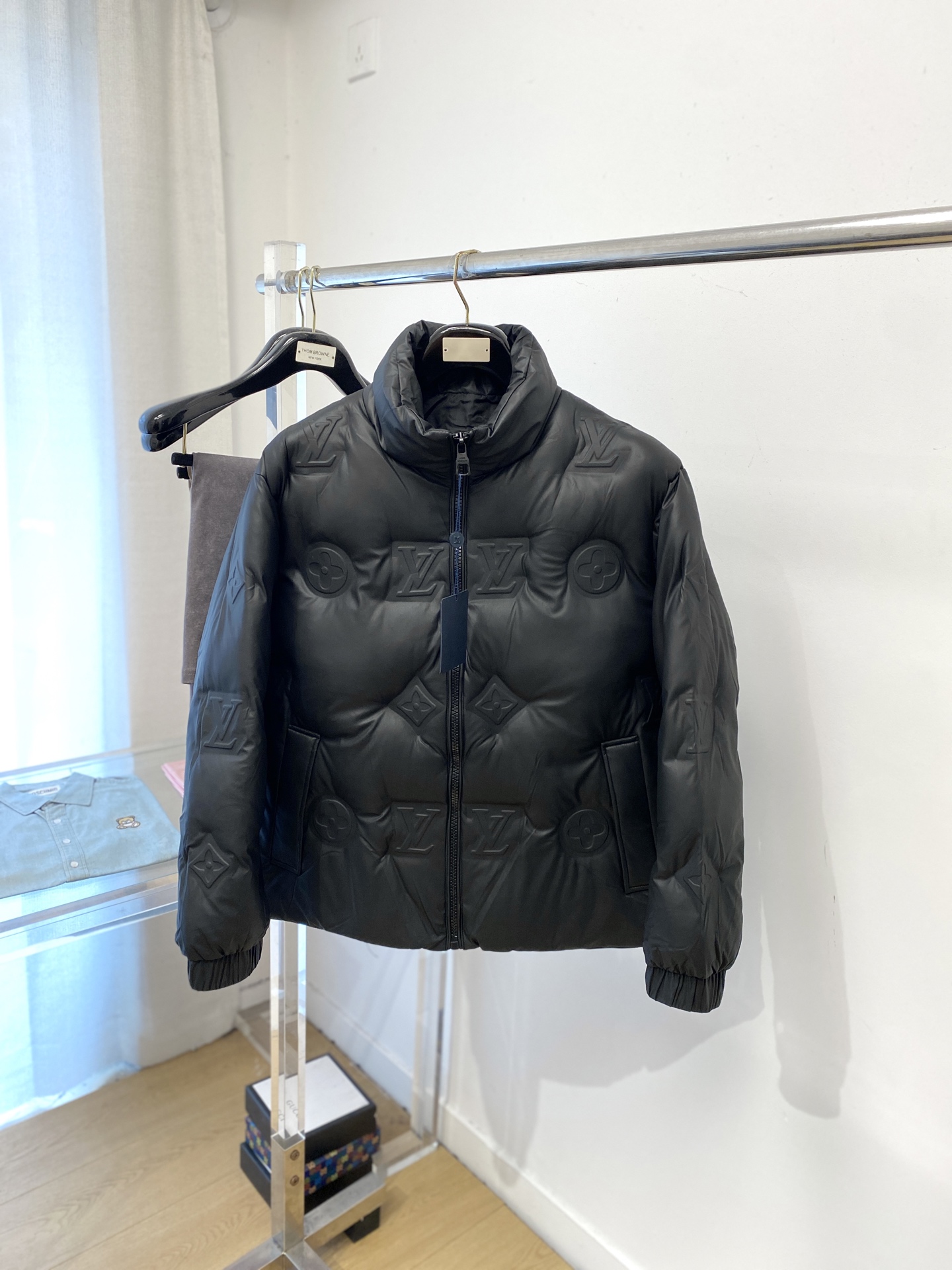 NO:601147,Louis Vuitton, the latest 2025 men's lightweight down jacket, the fabric is soft and comfortable.  The upper body shape is awesome.  zipper.  The accessories are all custom-supplied and imported fabrics, which are light and comfortable, warm and stylish, simple and elegant!  Lightweight and warm, the best choice to keep out the cold in autumn and winter. Size M-3XL, Louis Vuitton, Down Jacket, Alexander Wang19860909路易威登、2025最新款男士轻薄羽绒服、面料柔软舒适 ．上身版型超赞 ．拉链．辅料都是客供 、进口面料,轻便舒适,保暖有型、简单大方款式！轻便保暖、秋冬御寒的最佳选择 码数M-3XL,,louis vuitton,down jacket,alexander wang,Men's clothing