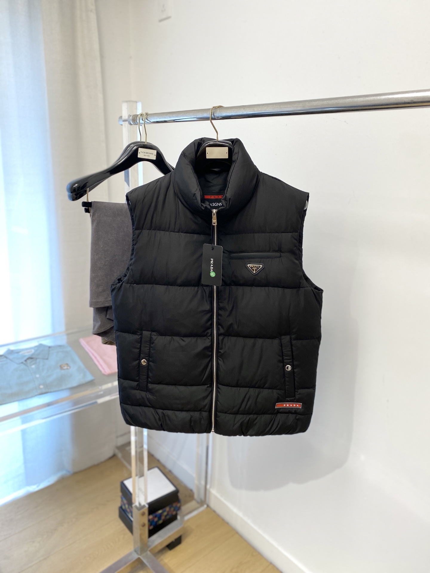 NO:601144,Prada, the latest 2025 men's lightweight down vest, the fabric is soft and comfortable.  The upper body shape is awesome.  zipper.  The accessories are all custom-supplied and imported fabrics, which are light and comfortable, warm and stylish, simple and elegant!  Lightweight and warm, the best choice to keep out the cold in autumn and winter. Size M-3XL, prada, down jacket, alexander wang19860909普拉达、2025最新款男士轻薄羽绒马甲、面料柔软舒适 ．上身版型超赞 ．拉链．辅料都是客供 、进口面料,轻便舒适,保暖有型、简单大方款式！轻便保暖、秋冬御寒的最佳选择 码数M-3XL,,prada,down jacket,alexander wang,Men's clothing