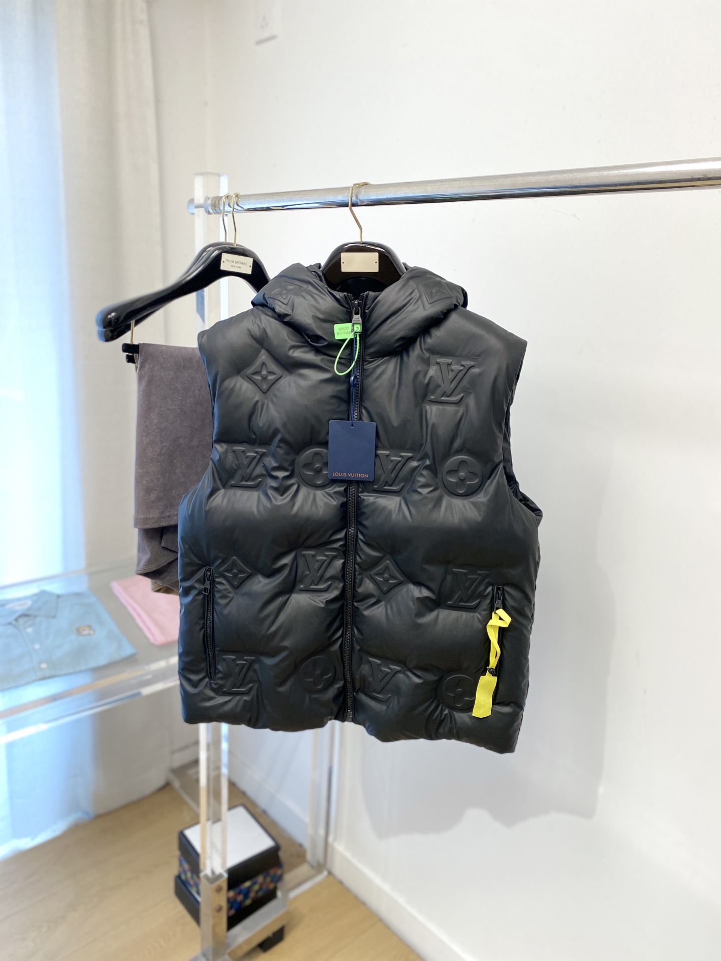 NO:601141,Louis Vuitton, the latest 2025 men's lightweight down vest, the fabric is soft and comfortable.  The upper body shape is awesome.  zipper.  The accessories are all custom-supplied and imported fabrics, which are light and comfortable, warm and stylish, simple and elegant!  Lightweight and warm, the best choice to keep out the cold in autumn and winter. Size M-3XL, Louis Vuitton, Down Jacket, Alexander Wang19860909路易威登、2025最新款男士轻薄羽绒马甲、面料柔软舒适 ．上身版型超赞 ．拉链．辅料都是客供 、进口面料,轻便舒适,保暖有型、简单大方款式！轻便保暖、秋冬御寒的最佳选择 码数M-3XL,,louis vuitton,down jacket,alexander wang,Men's clothing