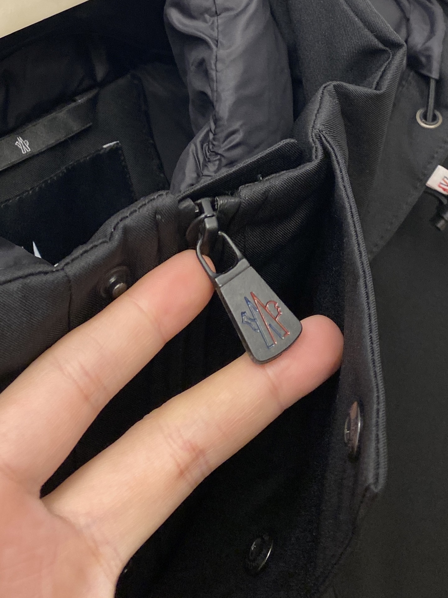 蒙口、2025最新款男士轻薄羽绒夹克、面料柔软舒适 ．上身版型超赞 ．拉链．辅料都是客供 、进口面料，轻