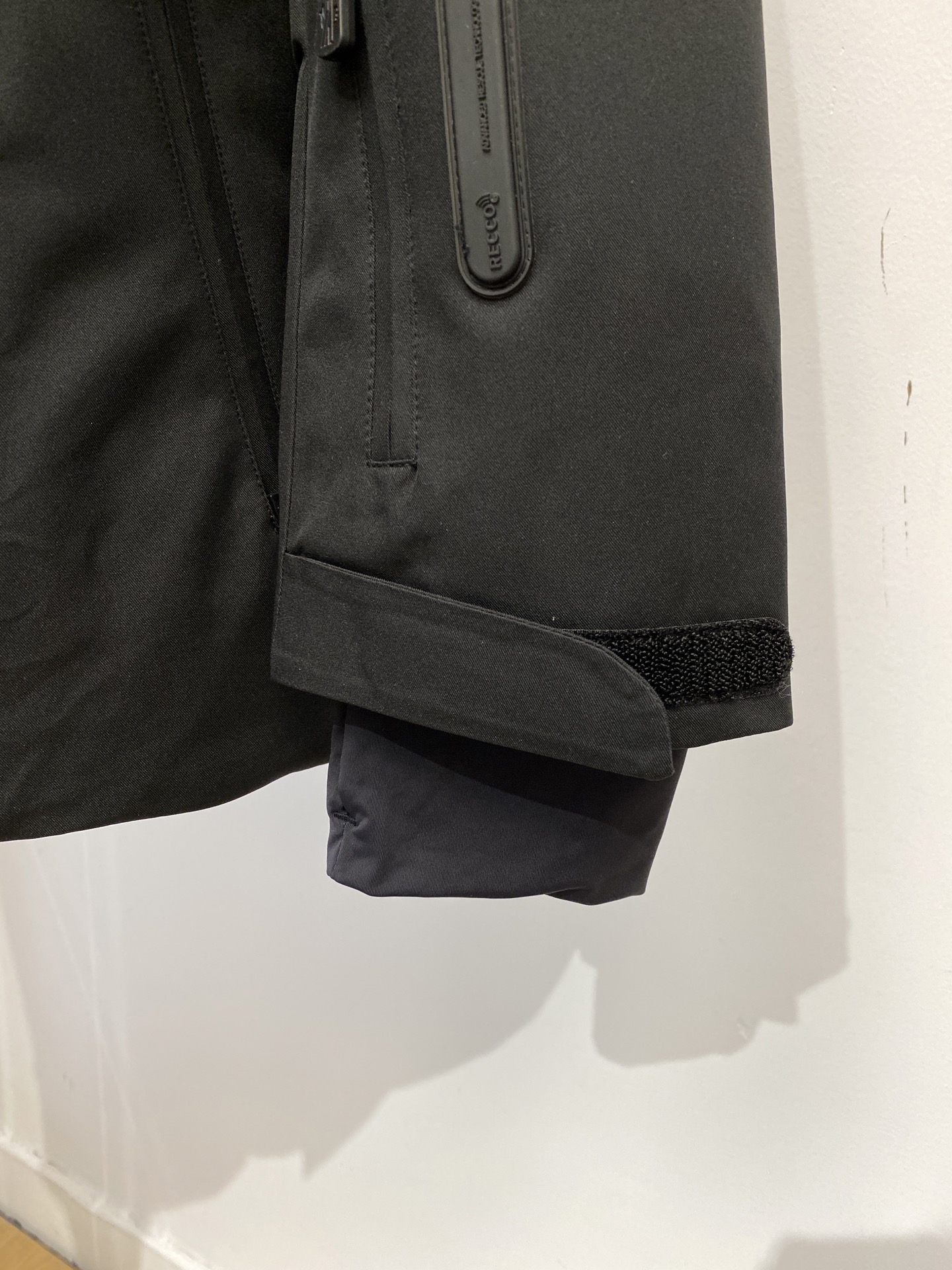 蒙口、2025最新款男士轻薄羽绒夹克、面料柔软舒适 ．上身版型超赞 ．拉链．辅料都是客供 、进口面料，轻