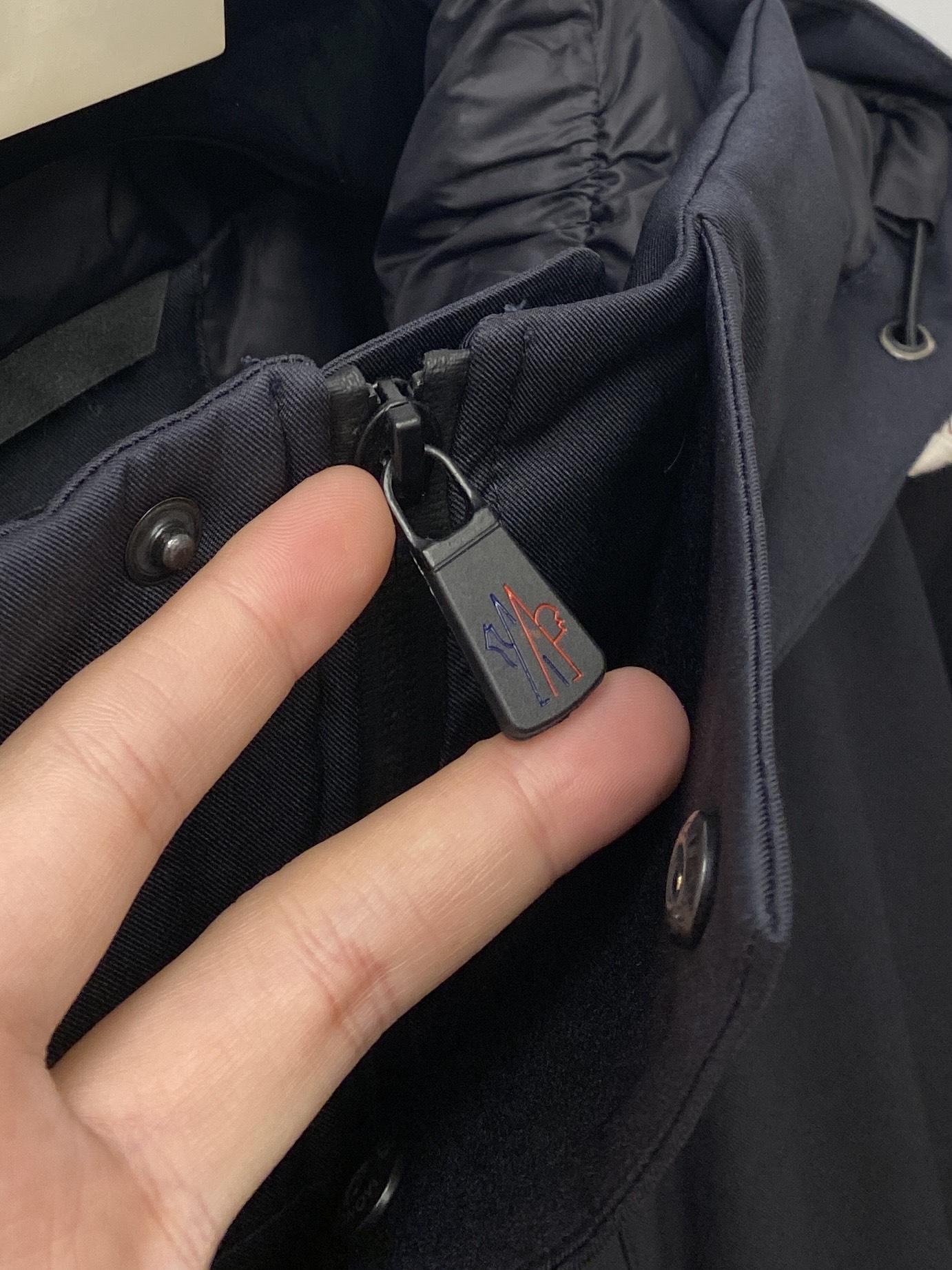 蒙口、2025最新款男士轻薄羽绒夹克、面料柔软舒适 ．上身版型超赞 ．拉链．辅料都是客供 、进口面料，轻