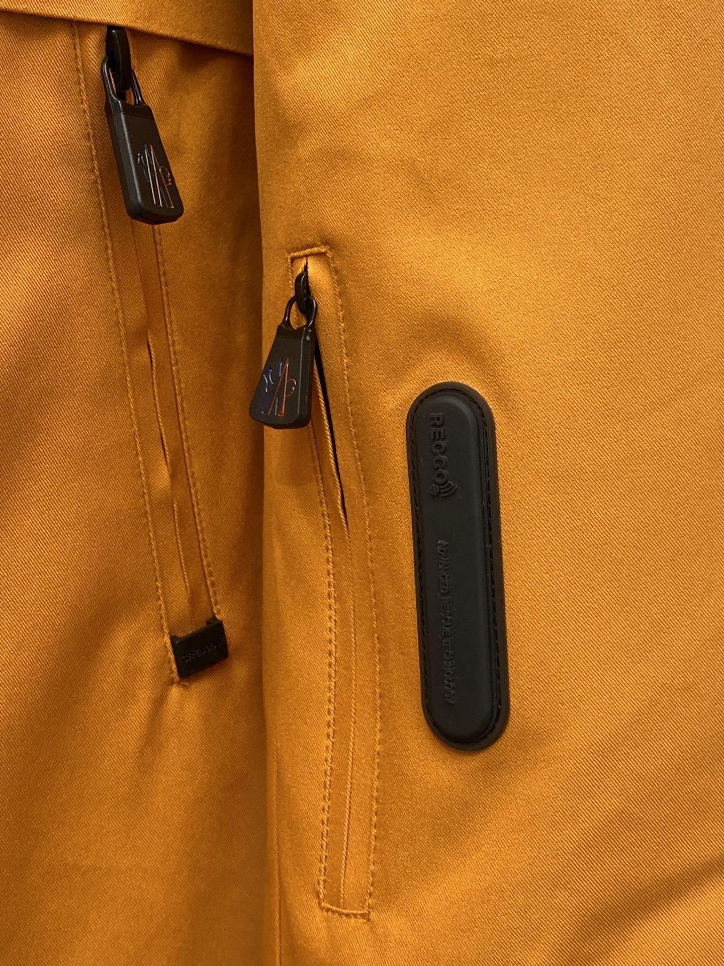 蒙口、2025最新款男士轻薄羽绒夹克、面料柔软舒适 ．上身版型超赞 ．拉链．辅料都是客供 、进口面料，轻